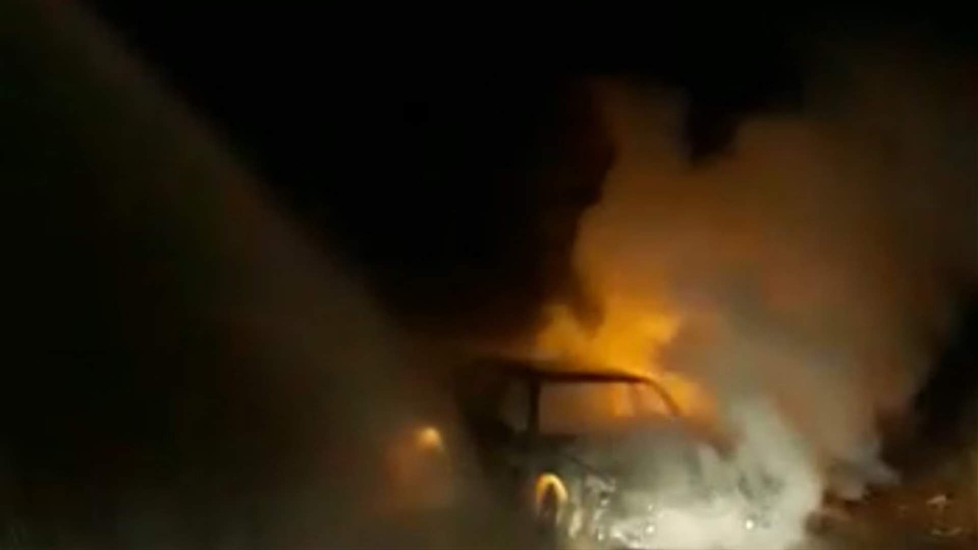 في مشمش... احتكاك كهربائي فاشتعال سيارة فحريق بالاشجار الحرجية