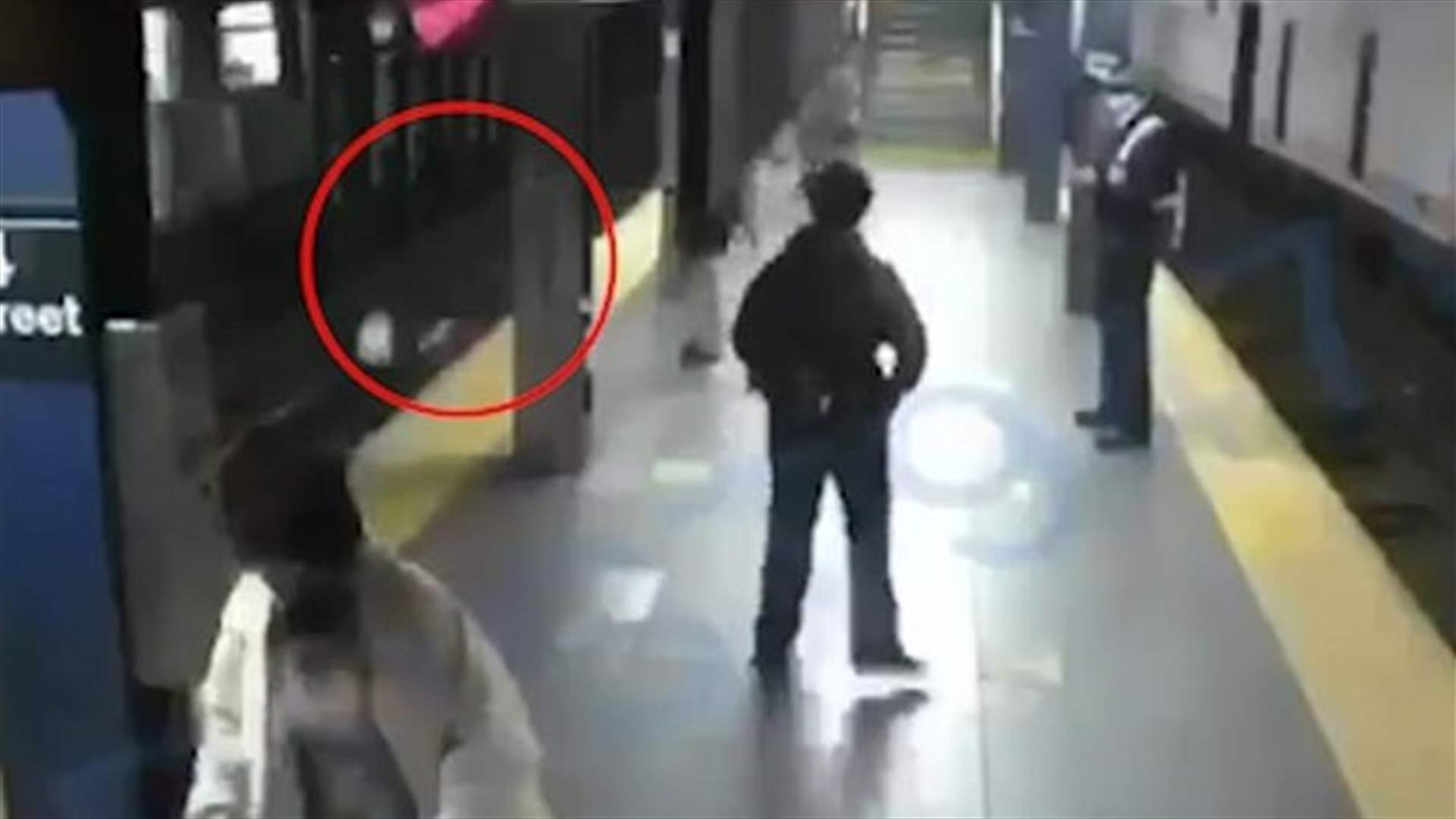 بدون أي سبب... شاب يدفع امرأة أمام القطار (فيديو)
