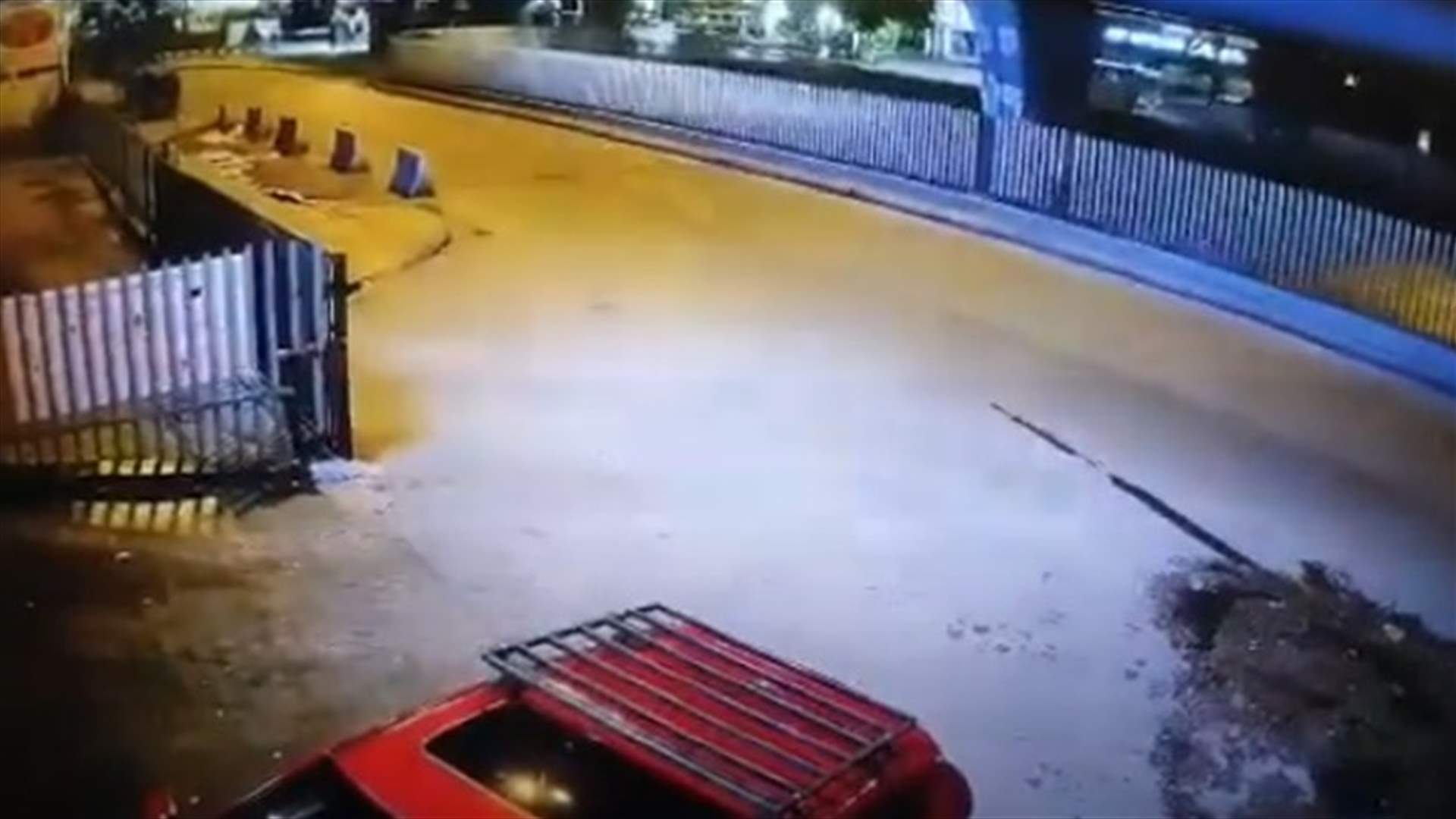 سائق دراجة سقط من على الجسر فدهسته سيارة تحته... فيديوهات لحادث سير مروع في الدورة