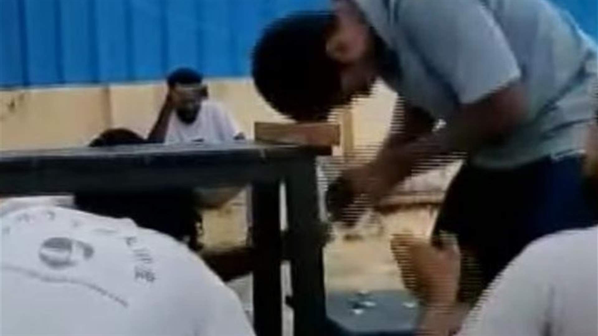 فنان قتالي هندي يسجّل رقماً قياسيّاً جديداً...  أزال أغطية 68 زجاجة باستخدام رأسه (فيديو)
