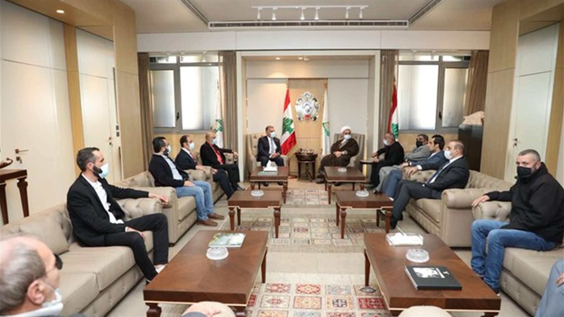 اللواء إبراهيم يلتقي وفداً من أهالي الموقوفين في السجون