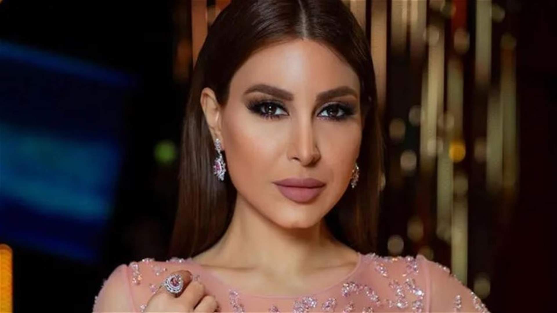يارا تغني الميلاد وهي تضع الشجرة والزينة (فيديو)