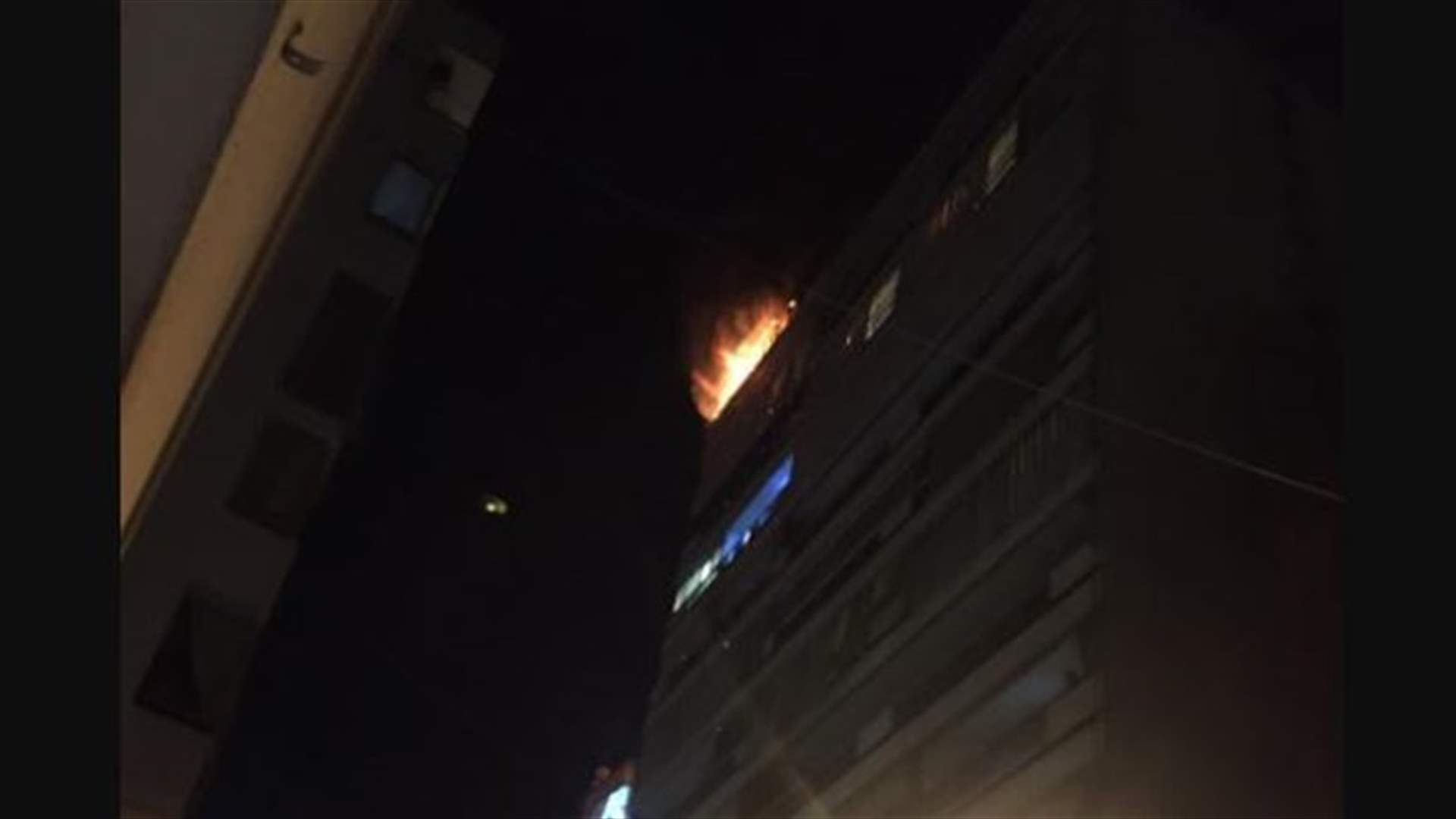 حريق كبير في مبنى بزقاق البلاط (فيديو)