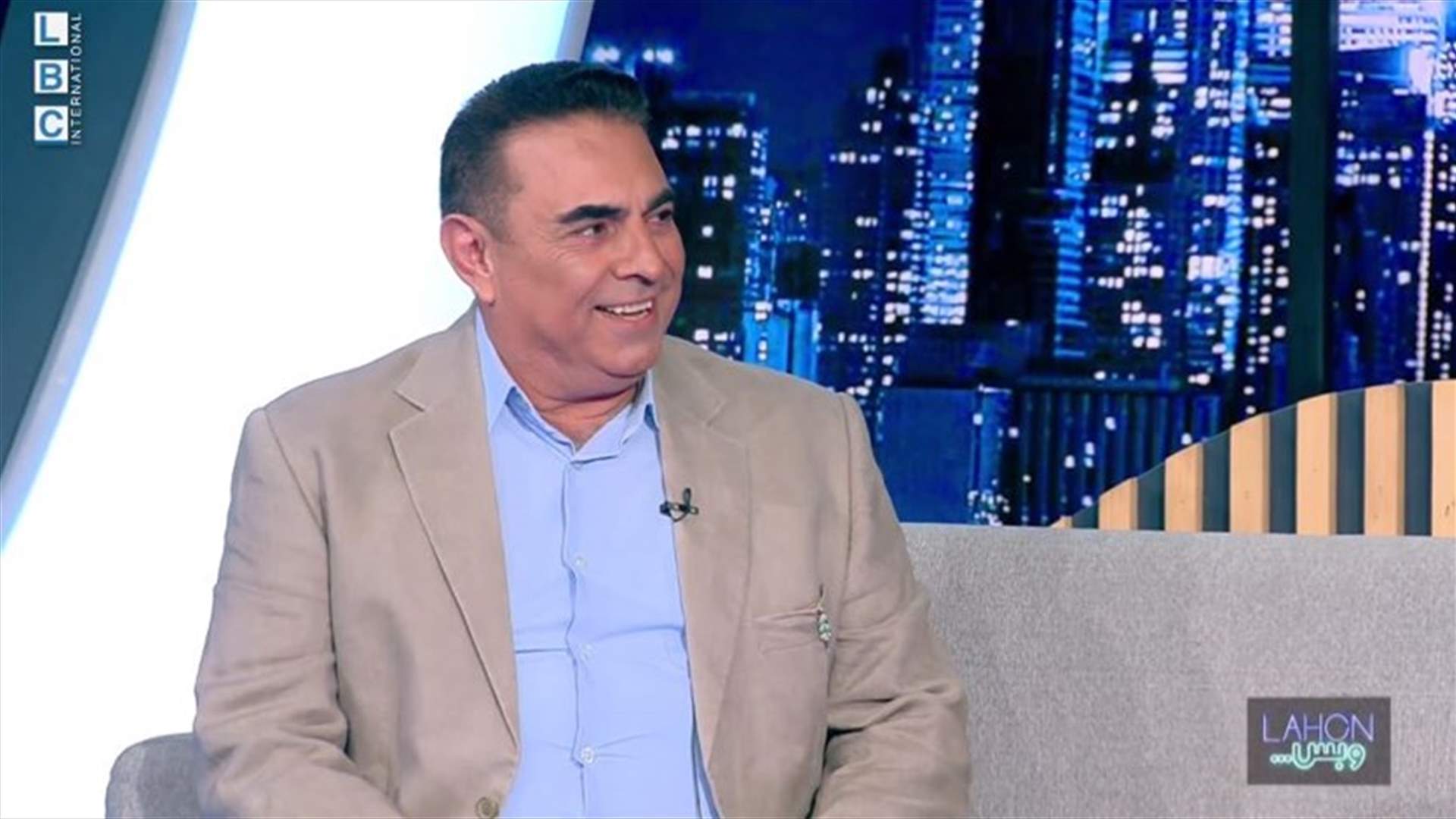نجم &quot;ذا فويس سينيور&quot; فيصل الحلاق يظهر جانبه الكوميدي بتقليد اللهجات اللبنانية في &quot;لهون وبس&quot; (فيديو)