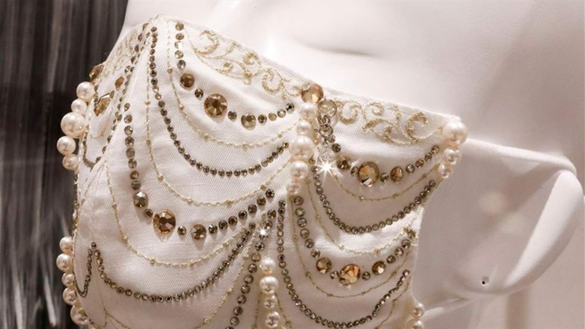 اليابان تحارب فيروس كورونا بكمامات من الألماس واللؤلؤ
