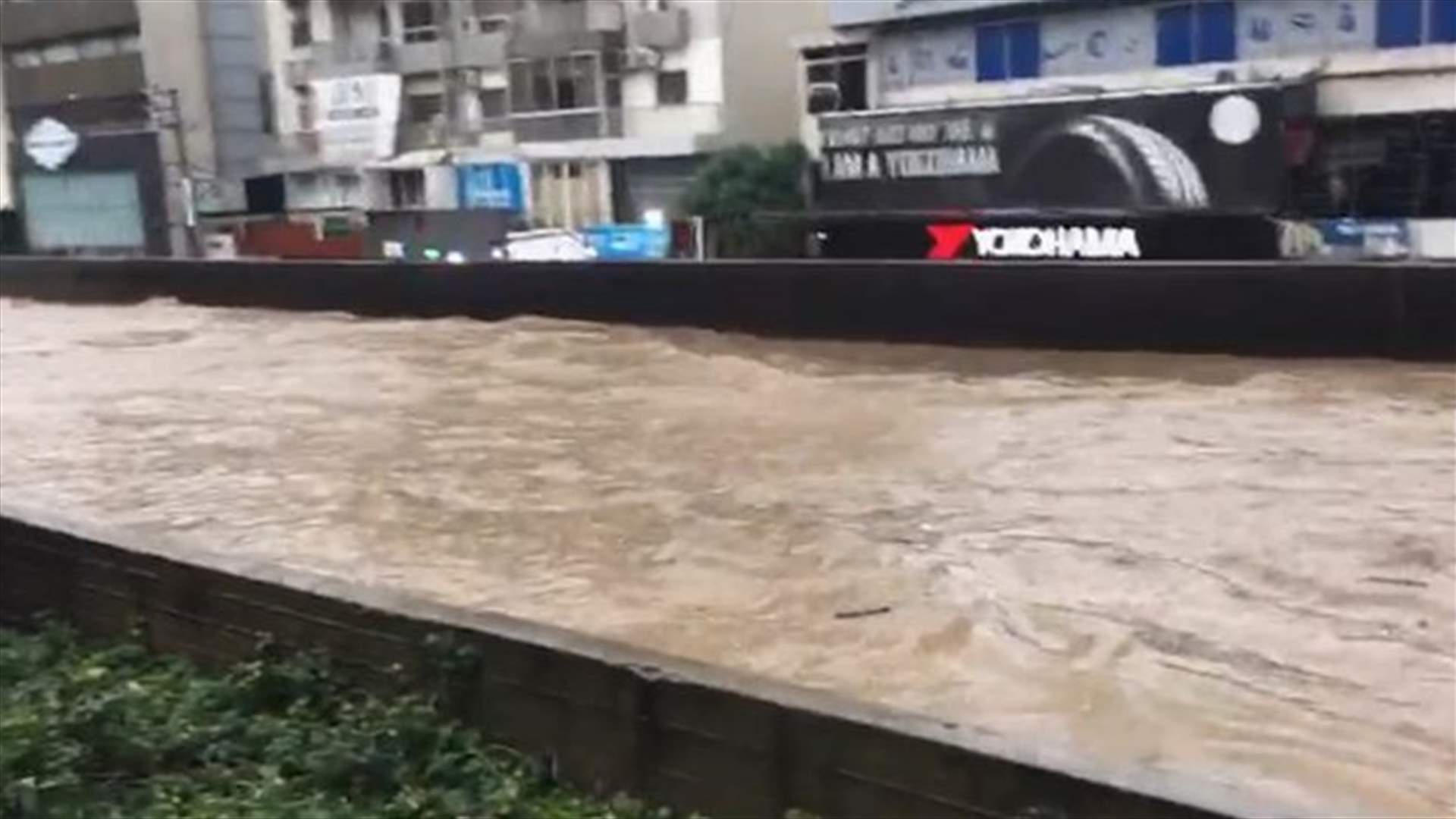 الأمطار أغرقت الطرقات بالمياه... مجدداً (فيديوهات)