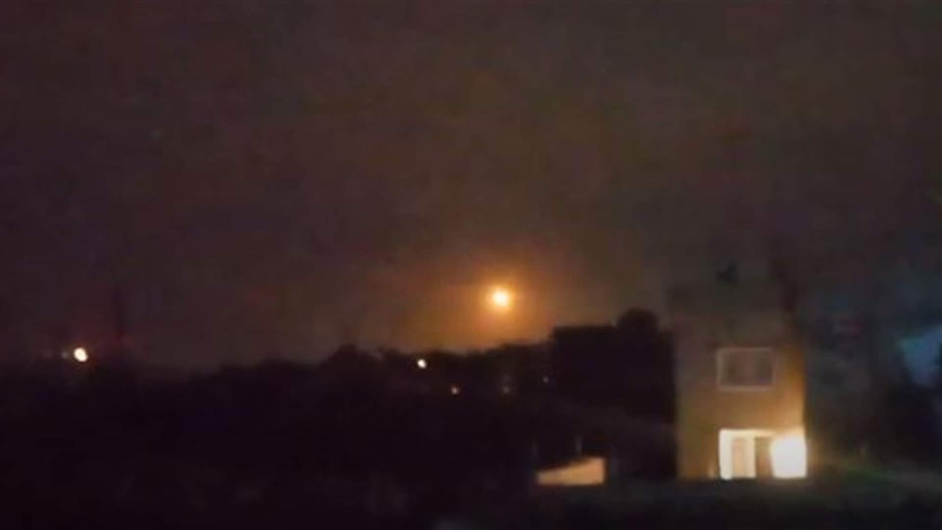 الجيش الاسرائيلي يطلق قنابل مضيئة فوق موقع العباد المشرف على حولا(فيديو)
