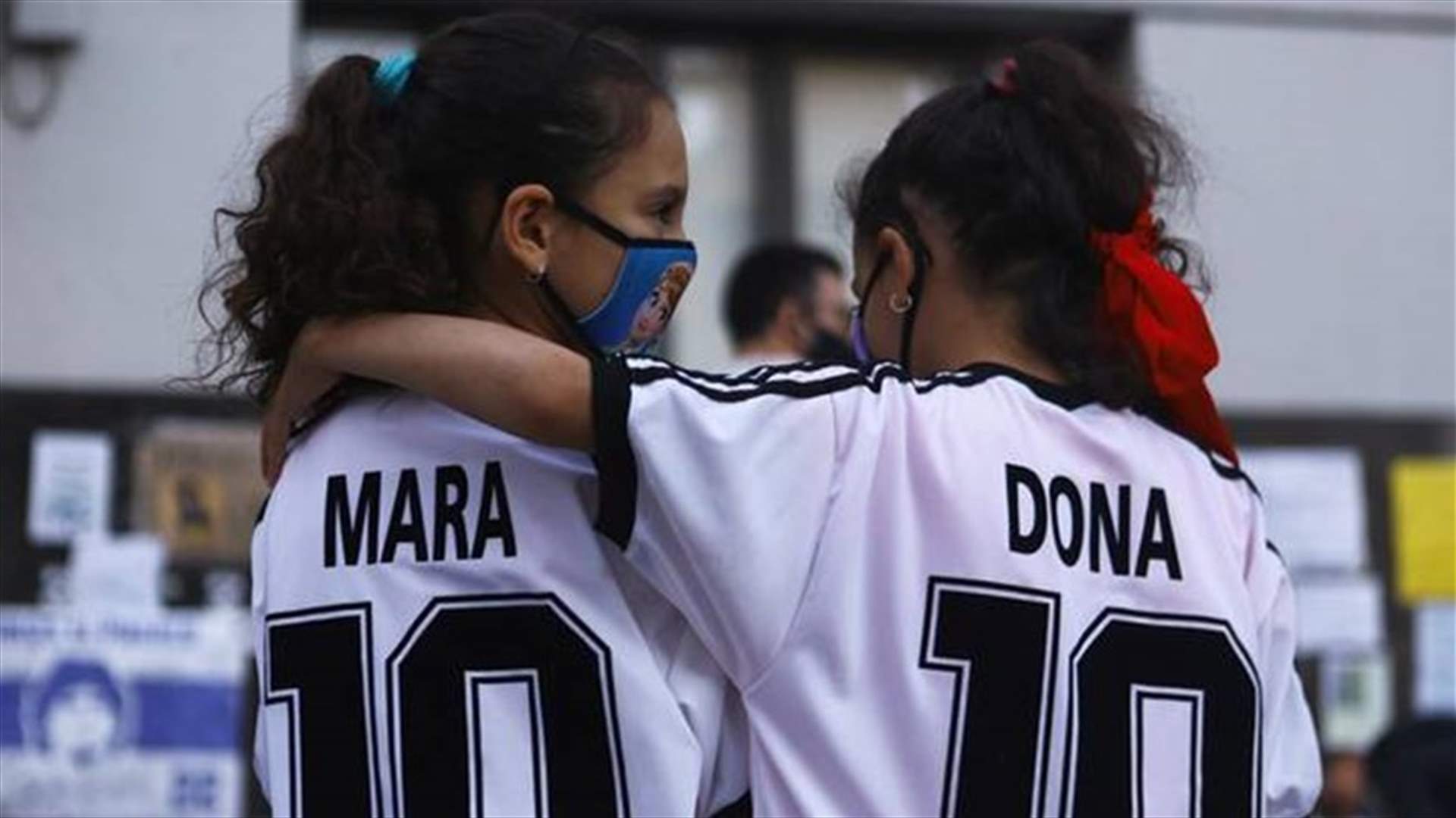 التوأم مارا ودونا... تكريماً لأسطورة كرة القدم الأرجنتيني (فيديو)