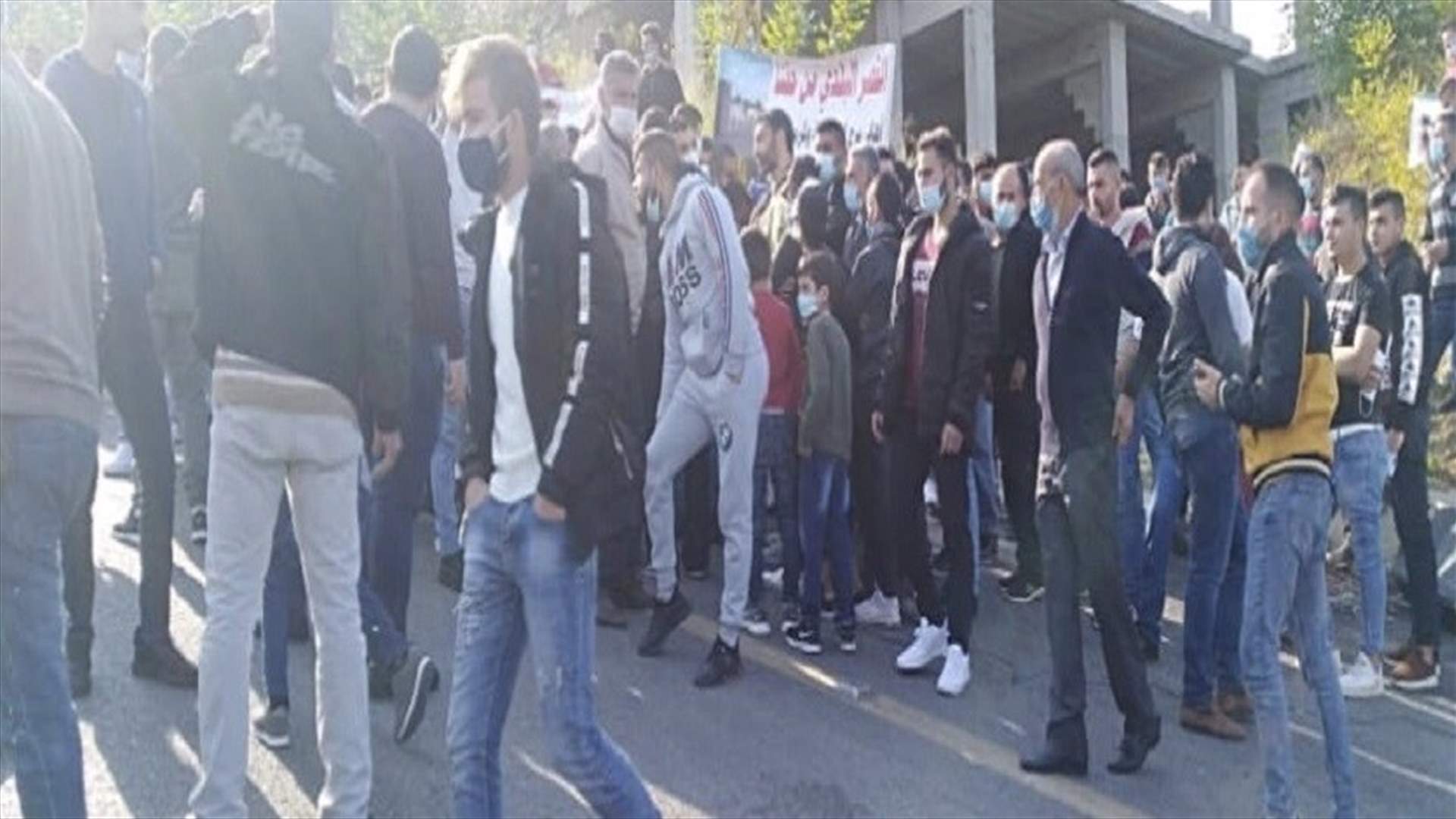 أهالي برج اليهودية وكرم الاخرس في المنية احتجوا مطالبين باستكمال بناء القصر البلدي
