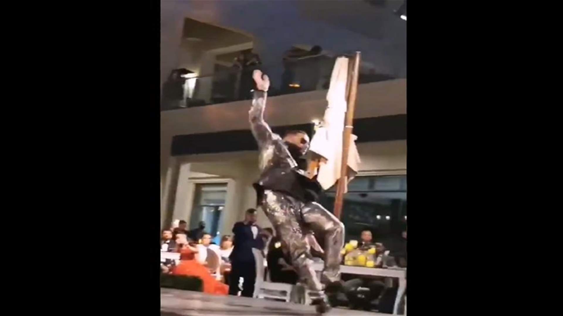 سقوط محمد رمضان على المسرح.. ونجم يوتيوب يسخر: &quot;ثقة في الله طيران&quot; (فيديو)