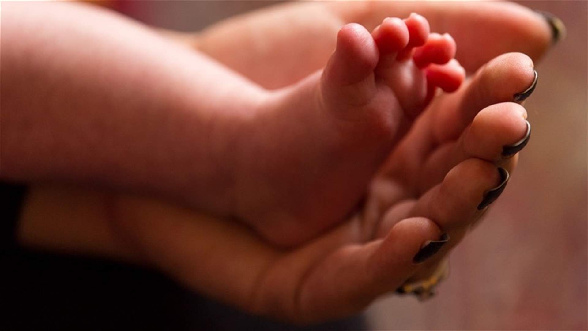 في سنغافورة... امرأة تضع مولوداً يحمل أجساماً مضادة لفيروس كورونا