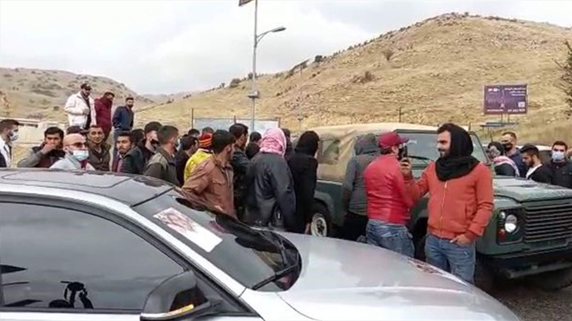 عائلة عدنان دباجة تقطع طريق ضهر البيدر (فيديو)