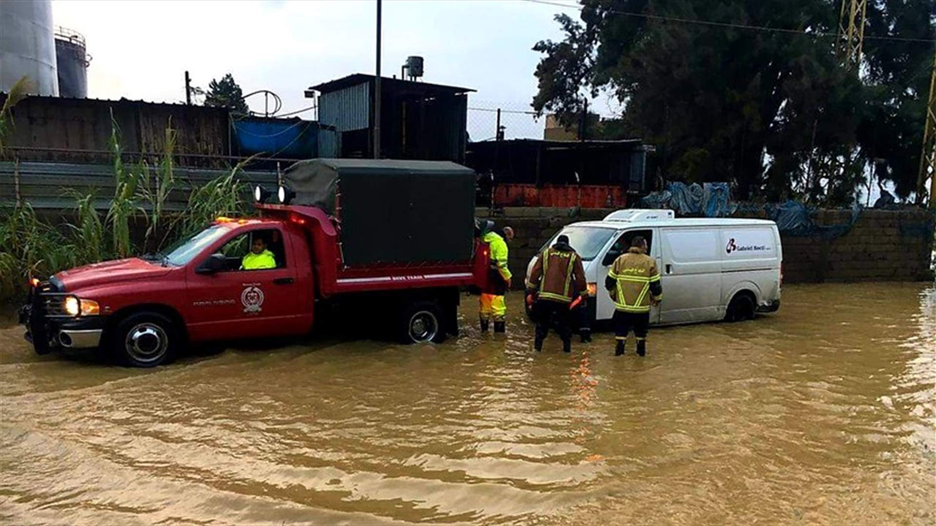 إنقاذ مواطنين علقوا داخل سيارتهم على الطريق البحرية في زوق مكايل بسبب غزارة الامطار