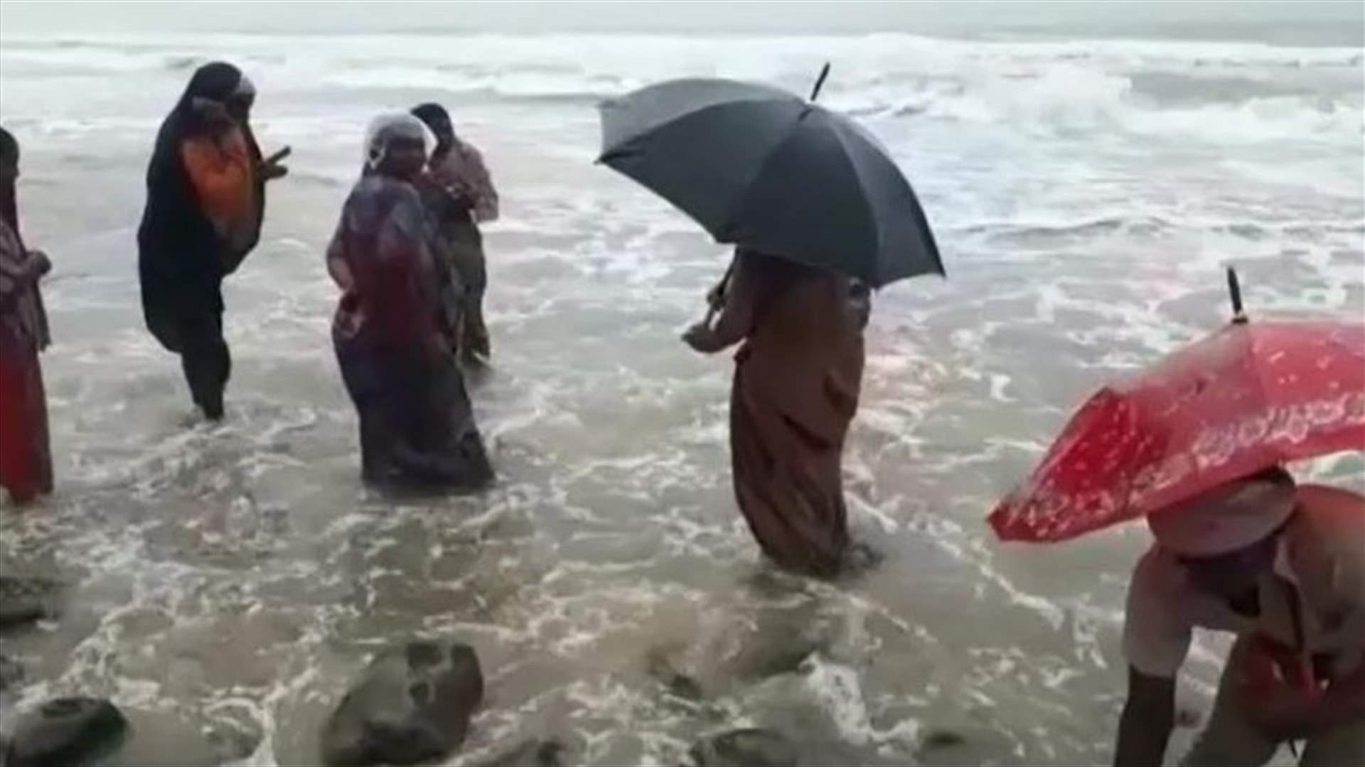 هدايا إعصار نيفار... البحر يقذف ذهباً على شاطئ قرية هندية صغيرة (صور)