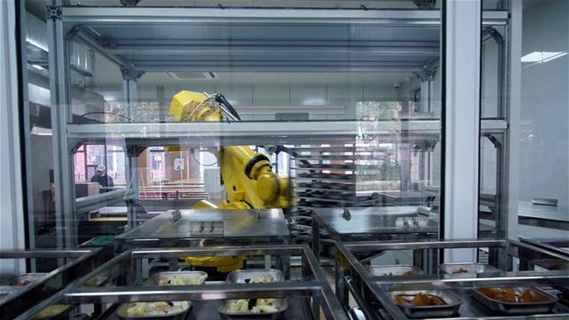 في الصين... طاه آلي يحضّر الطعام ويقدمه لتفادي خطر كورونا