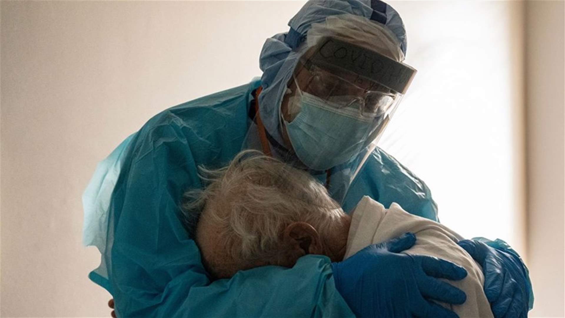 صورة مؤثّرة لطبيب يحضن مسنّاً مصاباً بكورونا... مشهد ينبضُ إنسانية (صورة)