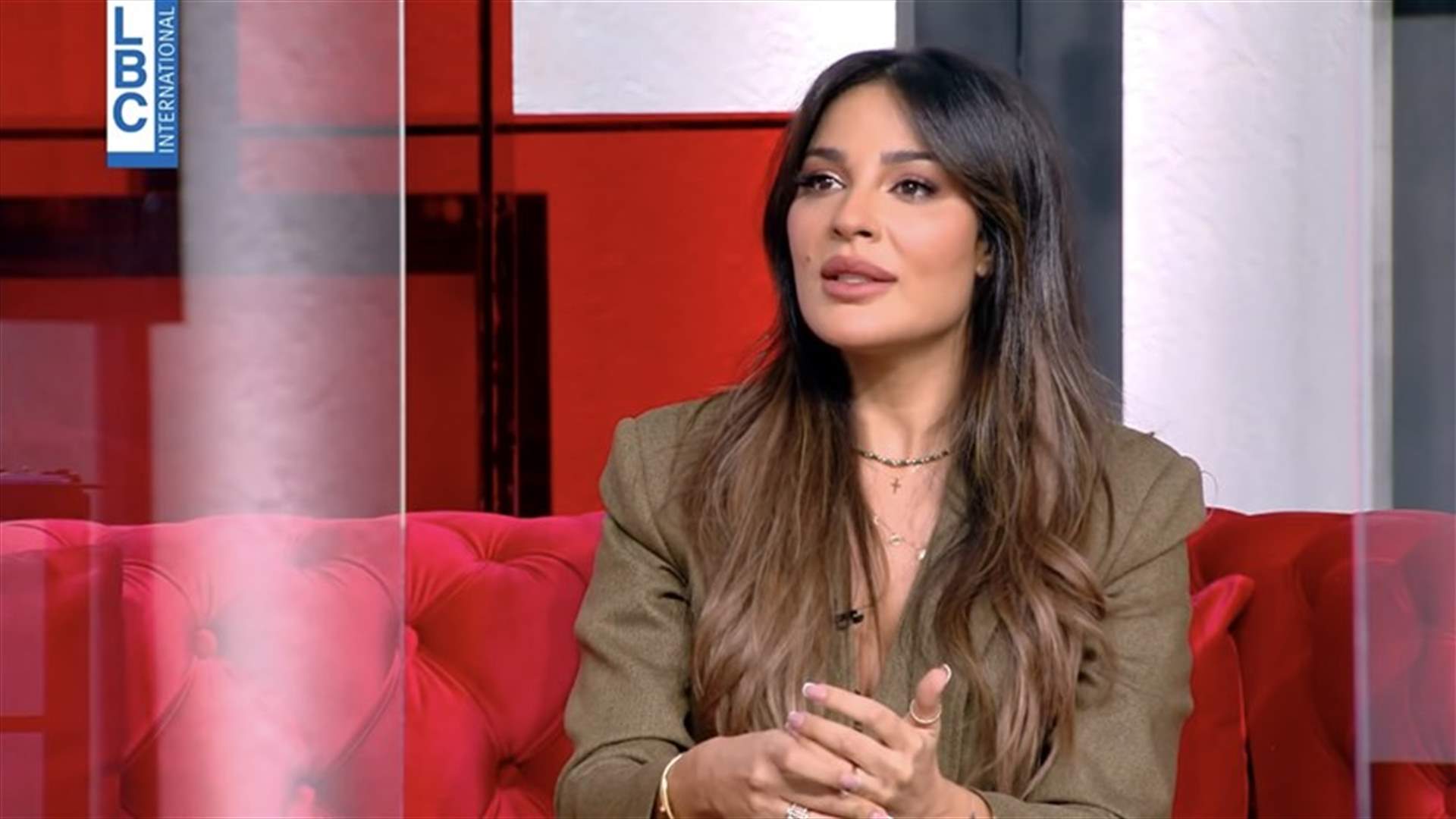 بعد انفجار بيروت... رسالة من نادين نسيب نجيم لطفليها في أحمر بالخط العريض (فيديو)