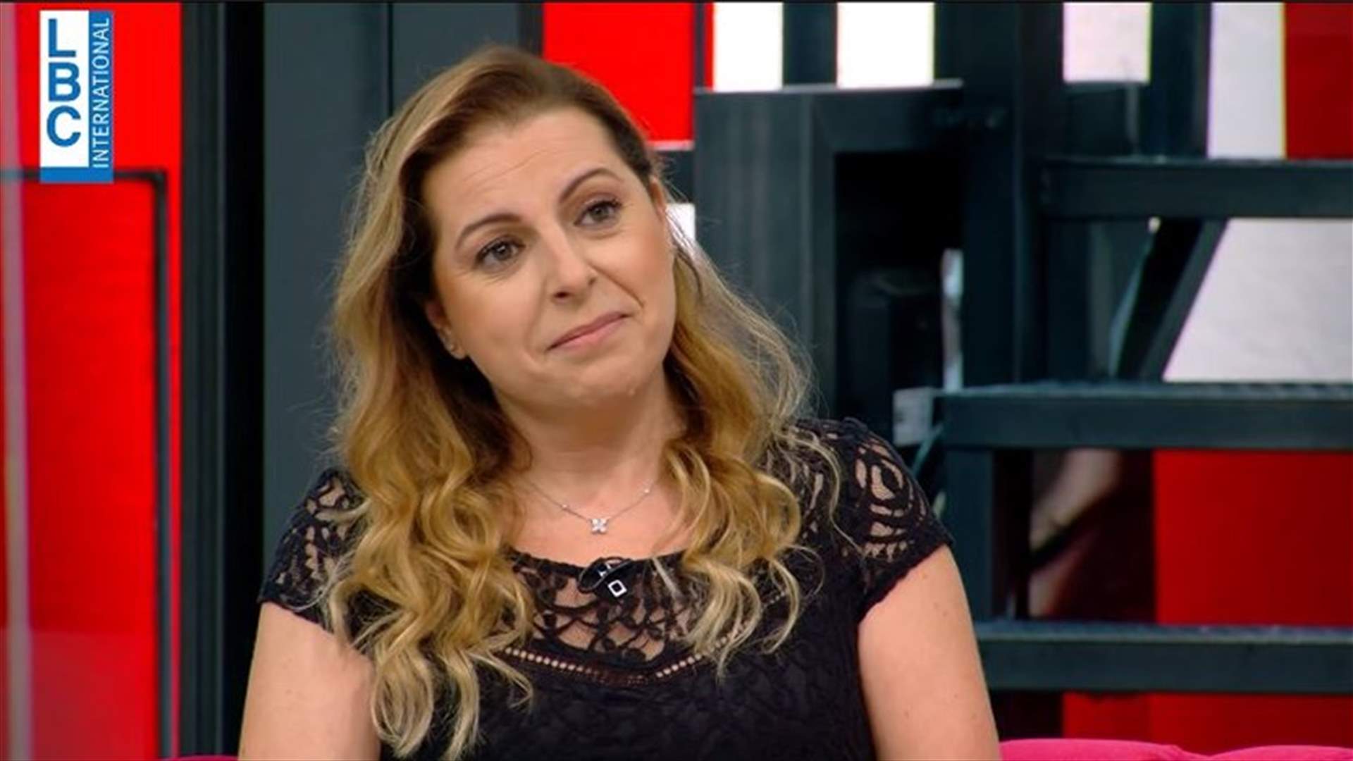 إطلالة مميزة لريمي بندلي في أحمر بالخط العريض... وهذا ما قالته عن أغنيتها الشهيرة "اعطونا الطفولة"