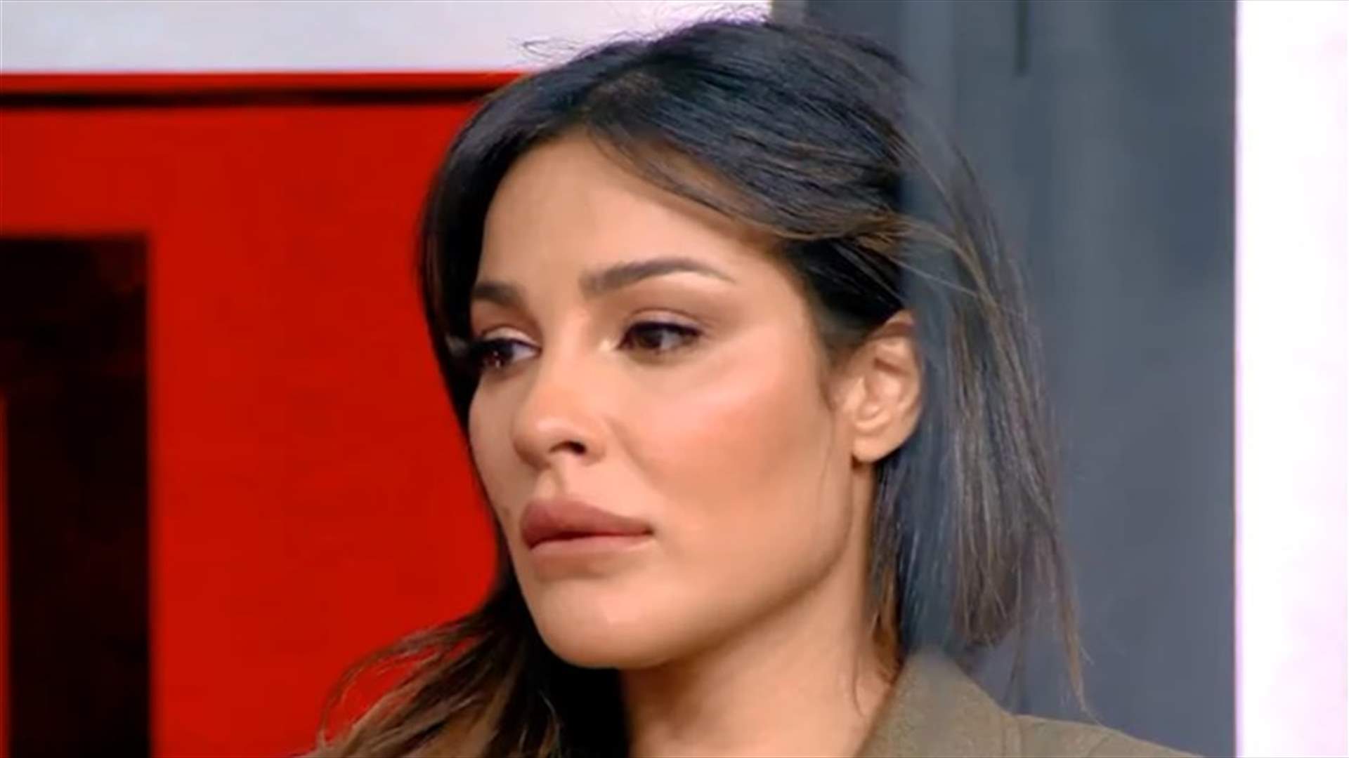 أحمر بالخط العريض مع نادين نسيب نجيم يتصدّر الترند على تويتر.. وإشادات من أهل الصحافة