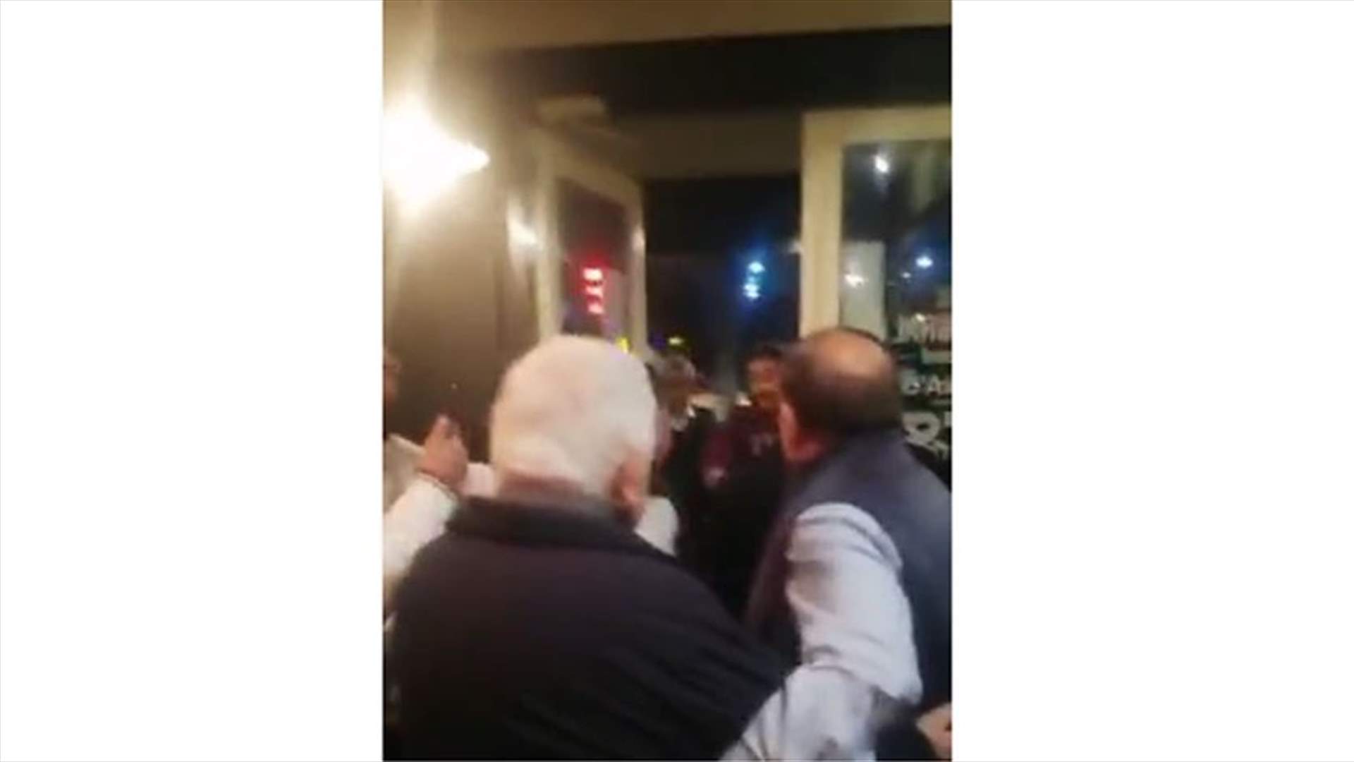 شبان يرصدون عدنان قصار في أحد المطاعم... "عم يدخن سيجار والشعب ميّت" (فيديو)