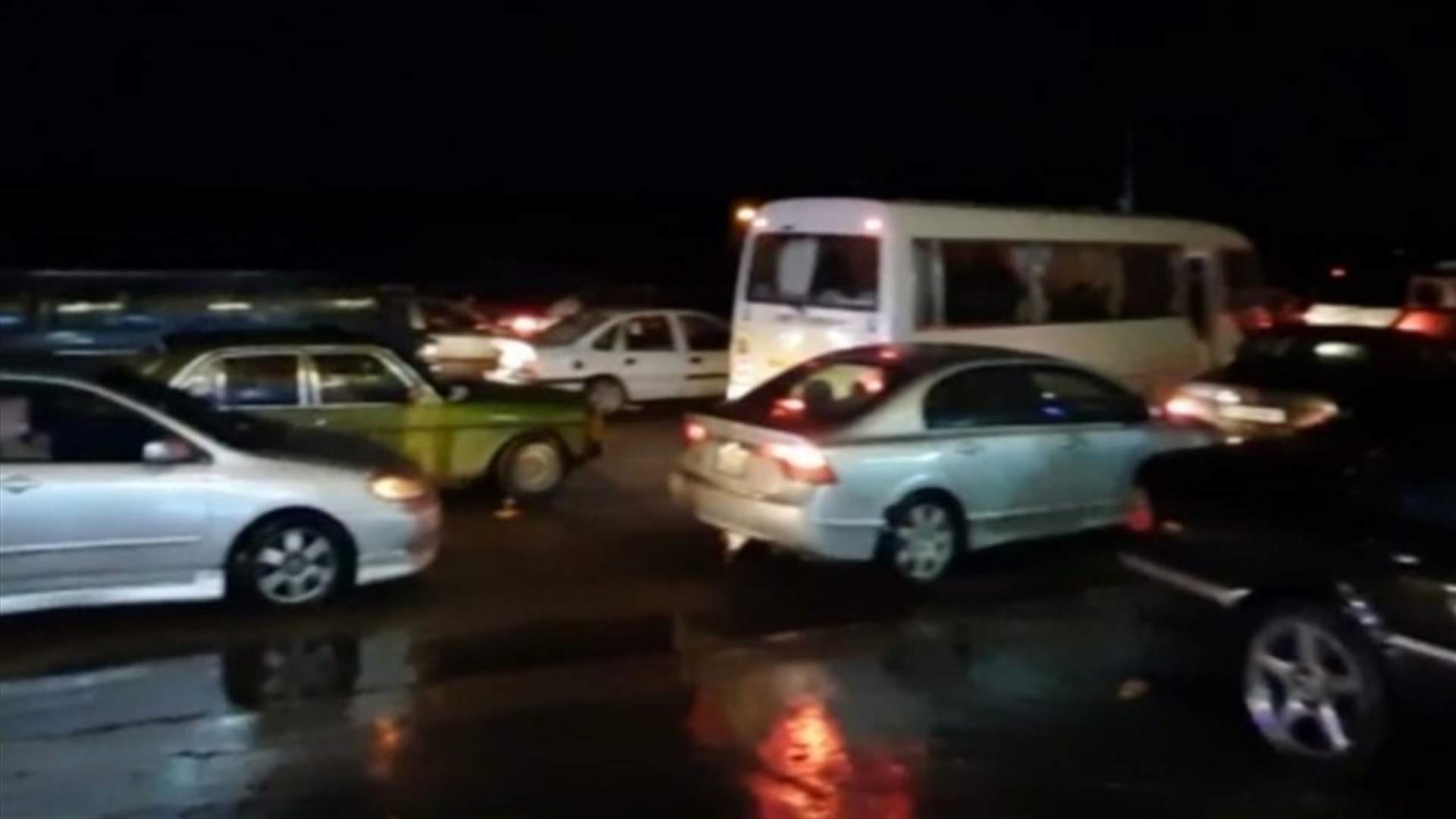 مواطنون محتجزون داخل سياراتهم في طرابلس ناشدوا فهمي التدخل لتنظيم السير (صورة)