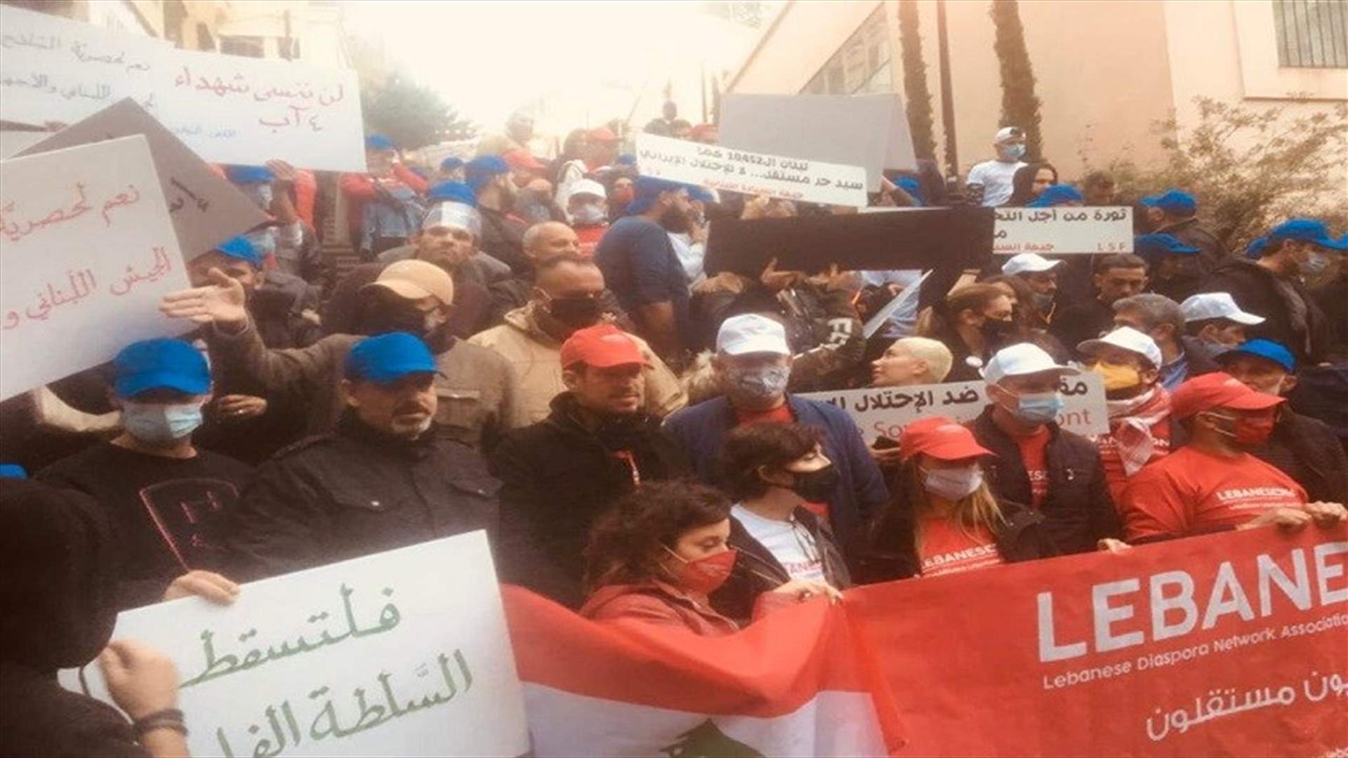 وقفة تضامنية في مار مخايل تنديدا بعدم تحديد المسؤولين عن انفجار المرفأ