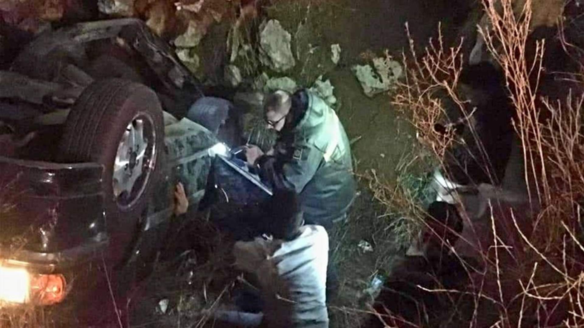 جريحان بإنقلاب سيارة في فيطرون