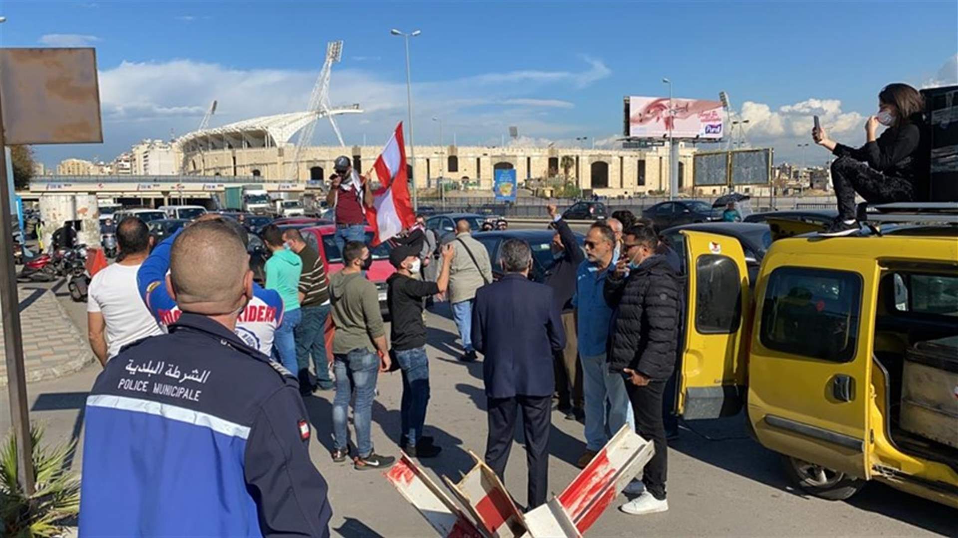 تحرك إحتجاجي لثوار طرابلس أمام وزارة الصحة للمطالبة بتركيب المستشفى الميداني المقدم من قطر في طرابلس (صور)