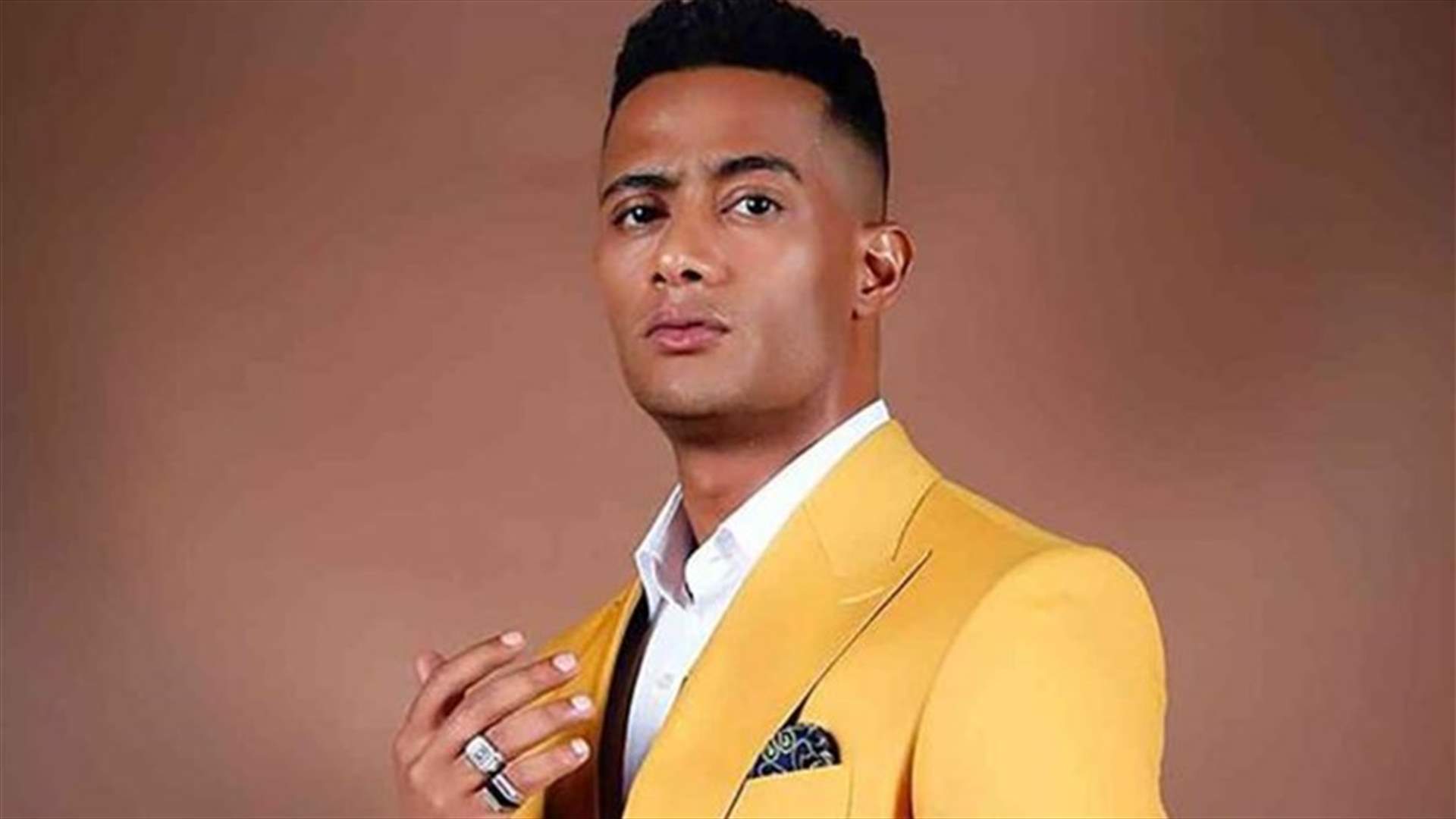 محمد رمضان يهدي زوجته وردة من الذهب.. هكذا احتفل بذكرى زواجهما الثامن