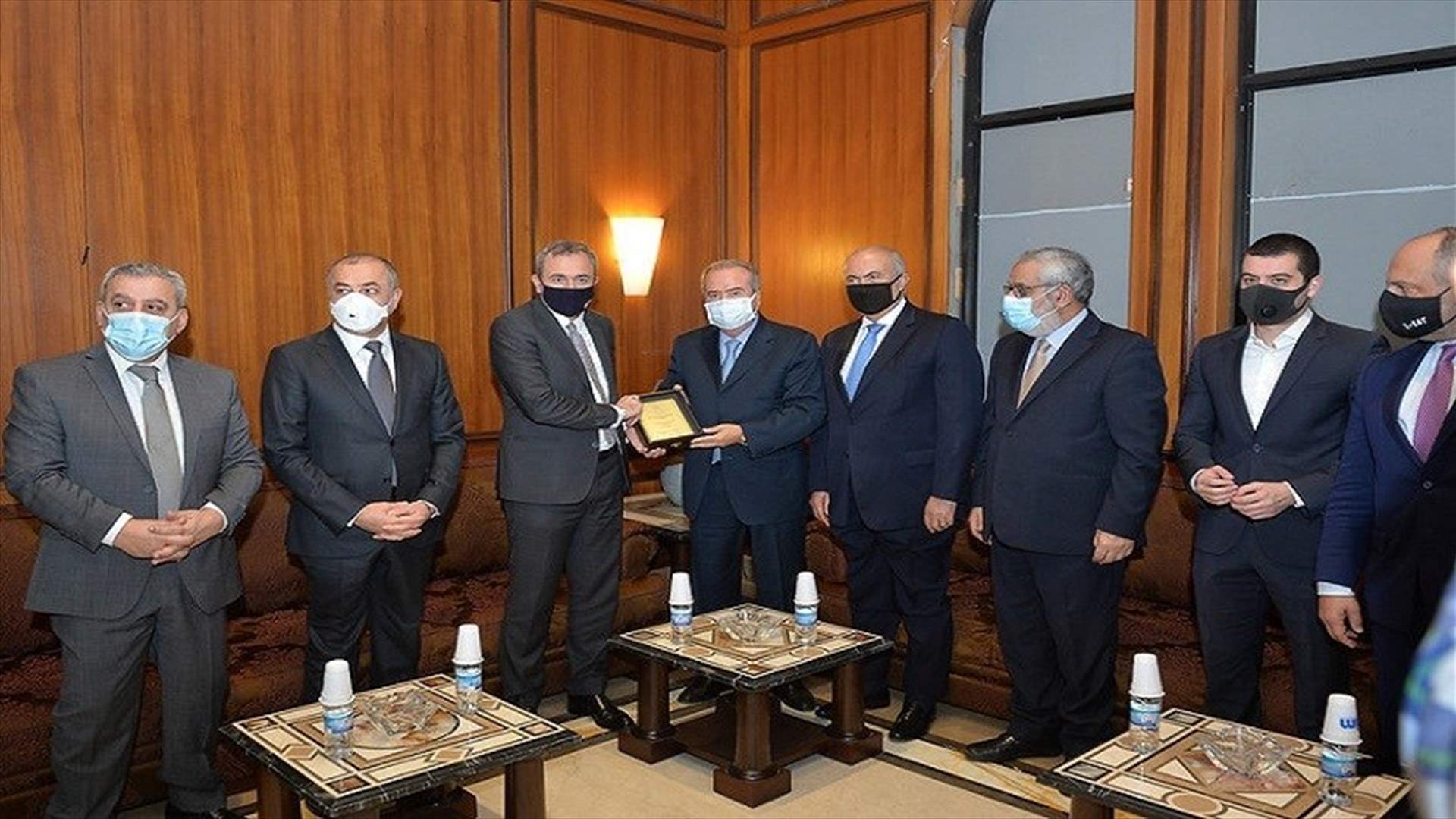 درع تكريمي من لجنة الصداقة البريطانية اللبنانية البرلمانية للسفير راميلينغ لانتهاء عمله