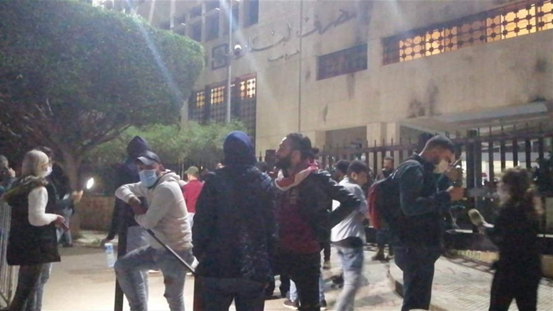 Protesters hold sit-in outside Sidon Central Bank