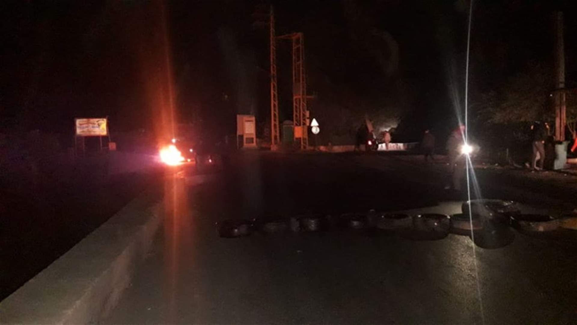مجموعة من الشبان تقطع الطريق عند محلة جسر العاصي الهرمل