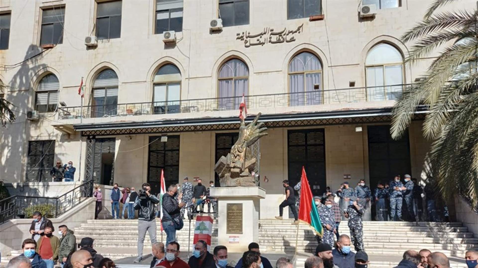 تظاهرة حاشدة لمواطنين أمام سراي زحلة ... ما السبب؟ (فيديو)
