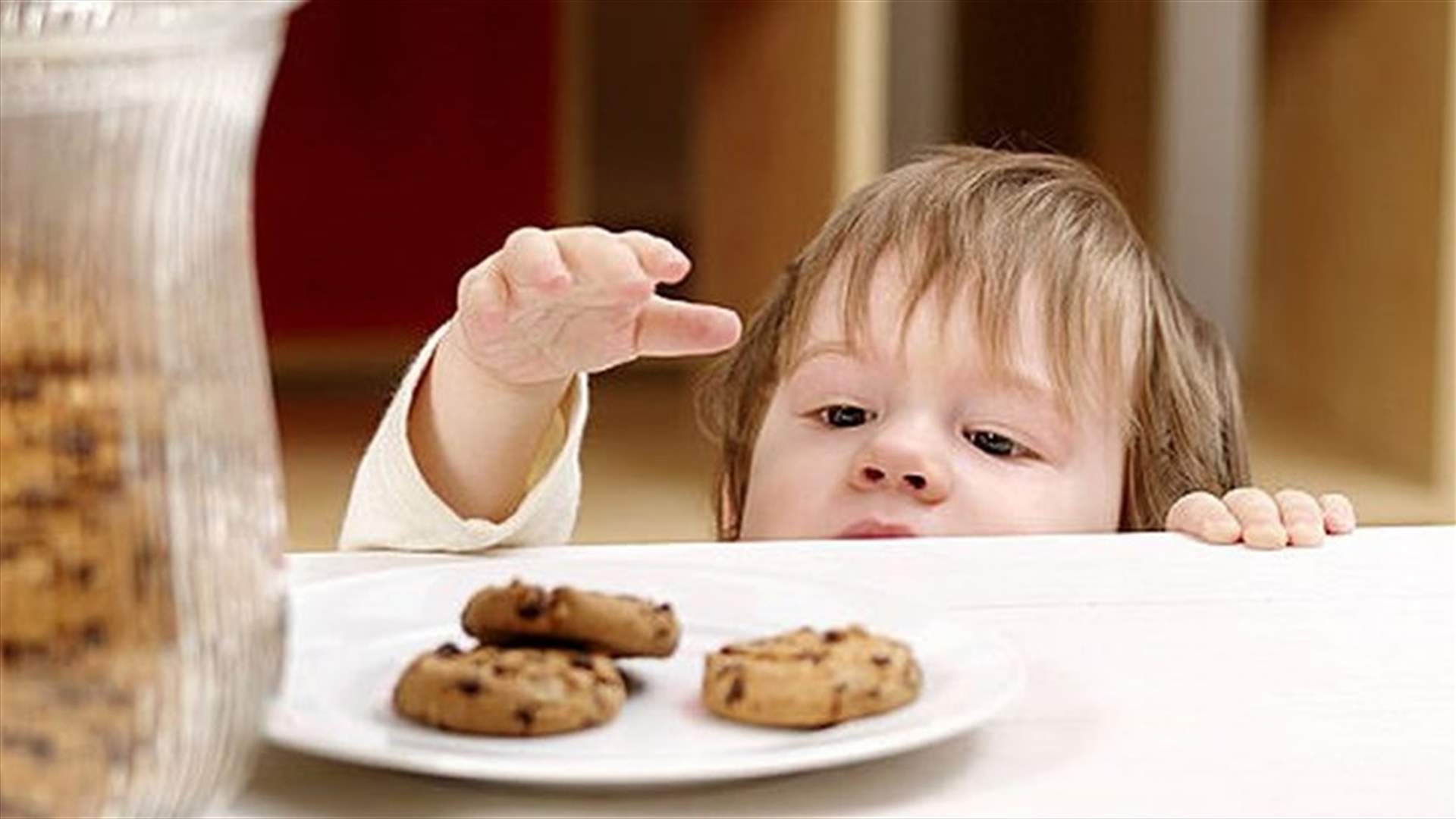 بسبب سرقة الحلوى...أمّ تُضرم النار بيديّ ابنتها!