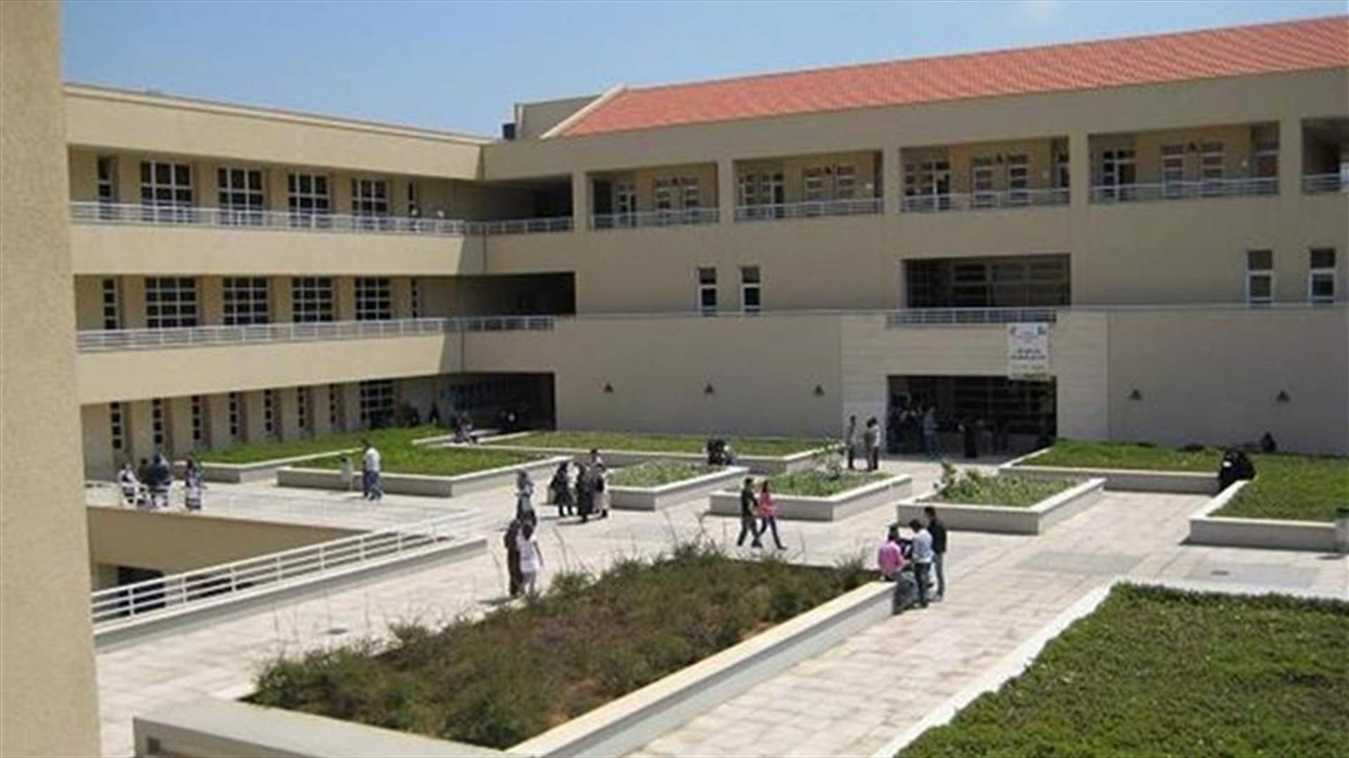 اعتصام لموظفي شركة دنش للمقاولات مشغلة مجمع الجامعة اللبنانية في الحدث