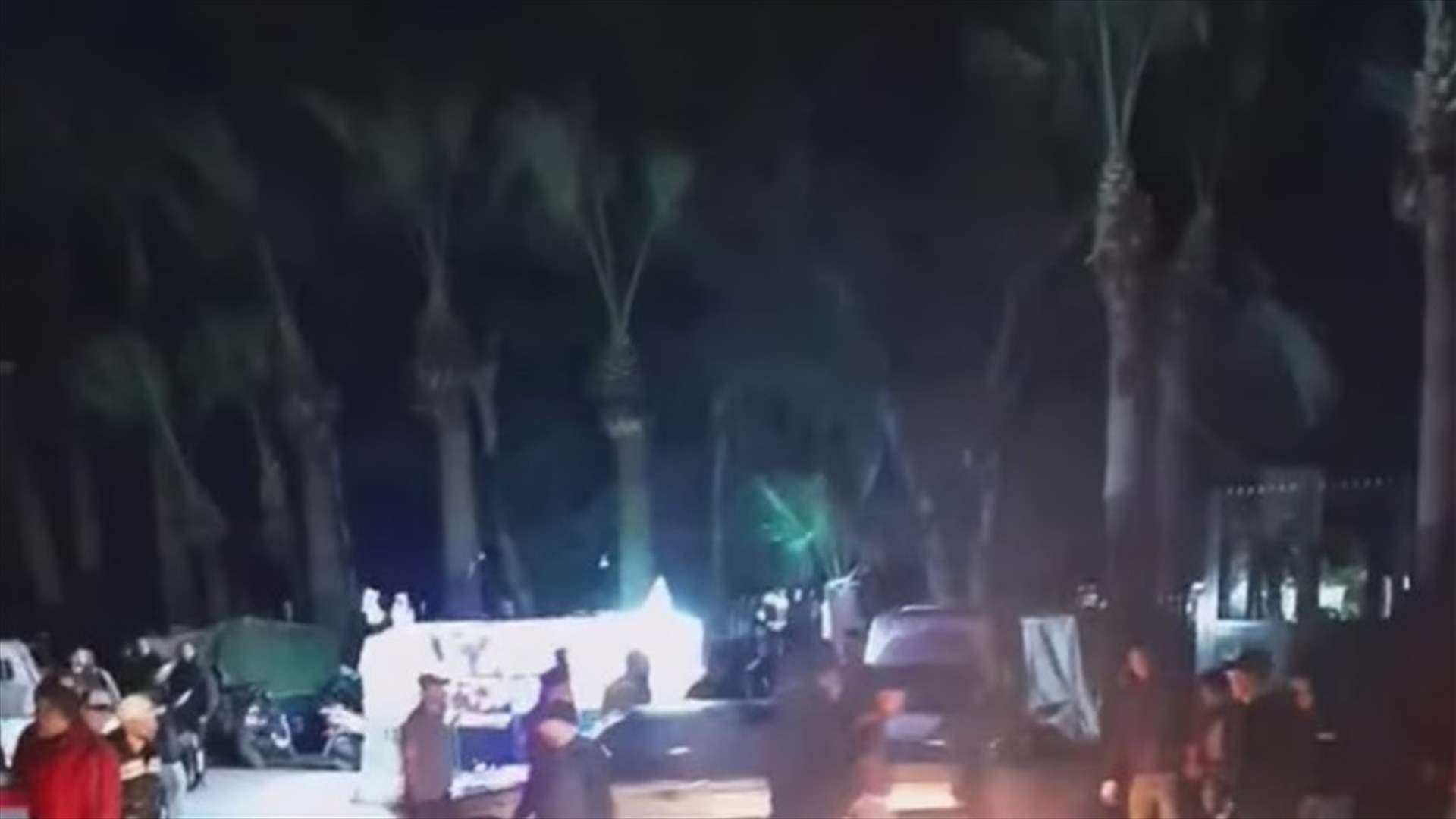 محتجون قطعوا كورنيش الميناء في طرابلس احتجاجًا على محاولة القوى الامنية ازالة بسطة (صورة)