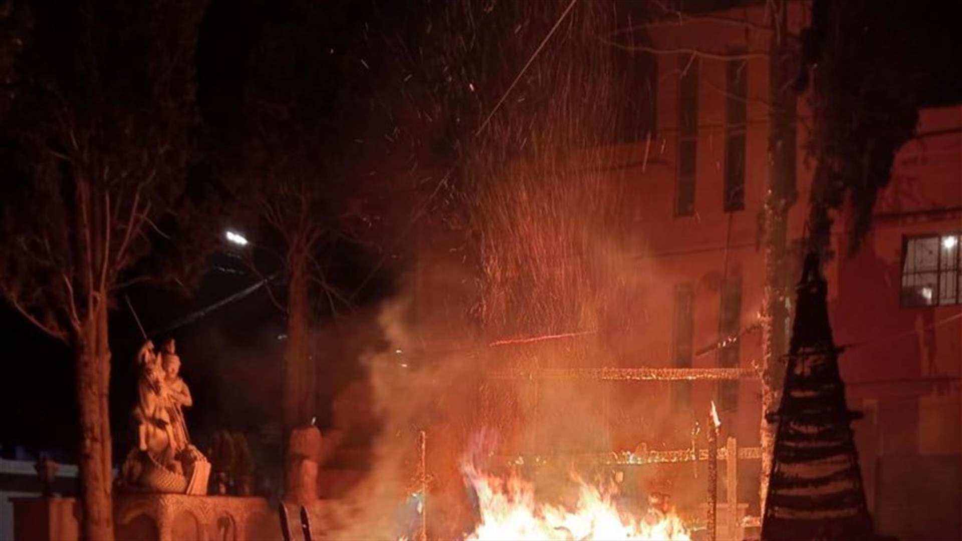 حرق شجرة الميلاد في جديدة الفاكهة
