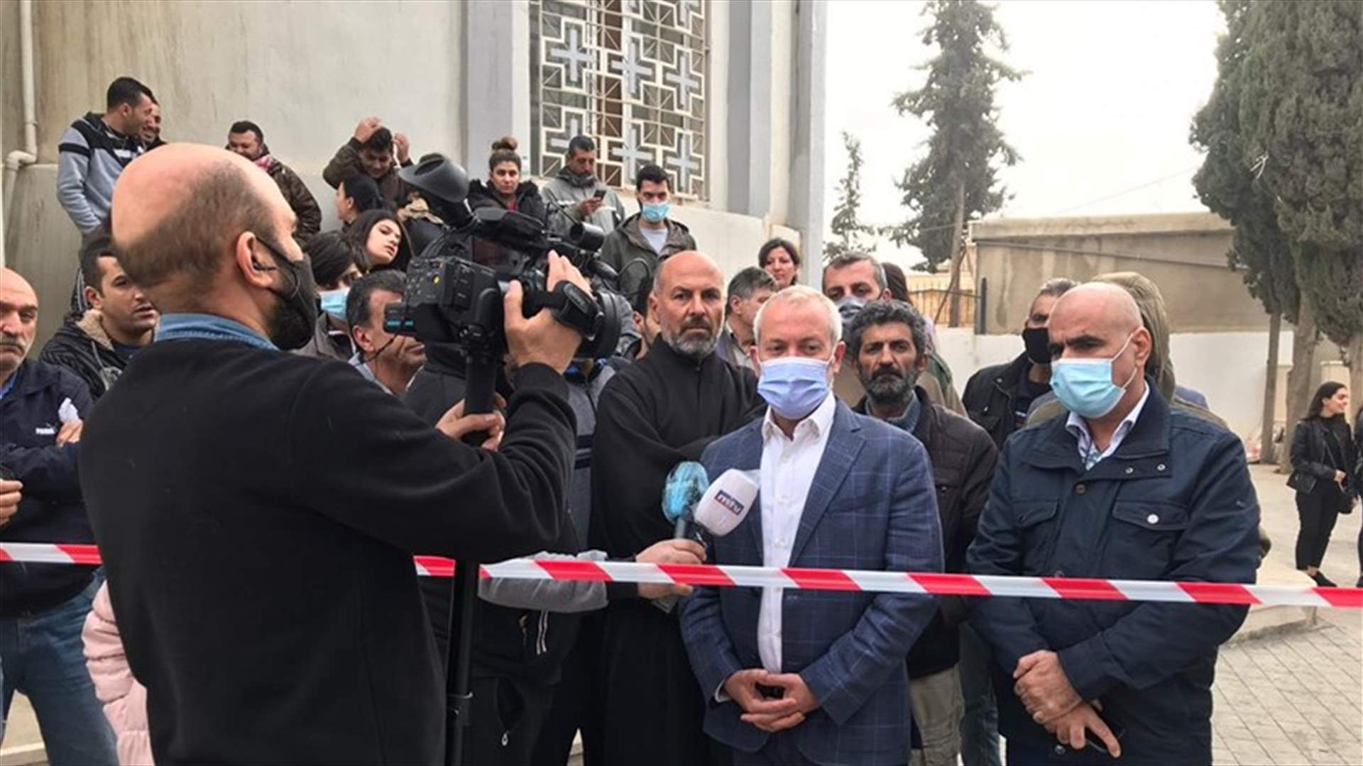 حبشي يتفقد شجرة الميلاد والمغارة المحترقتين في جديدة الفاكهة