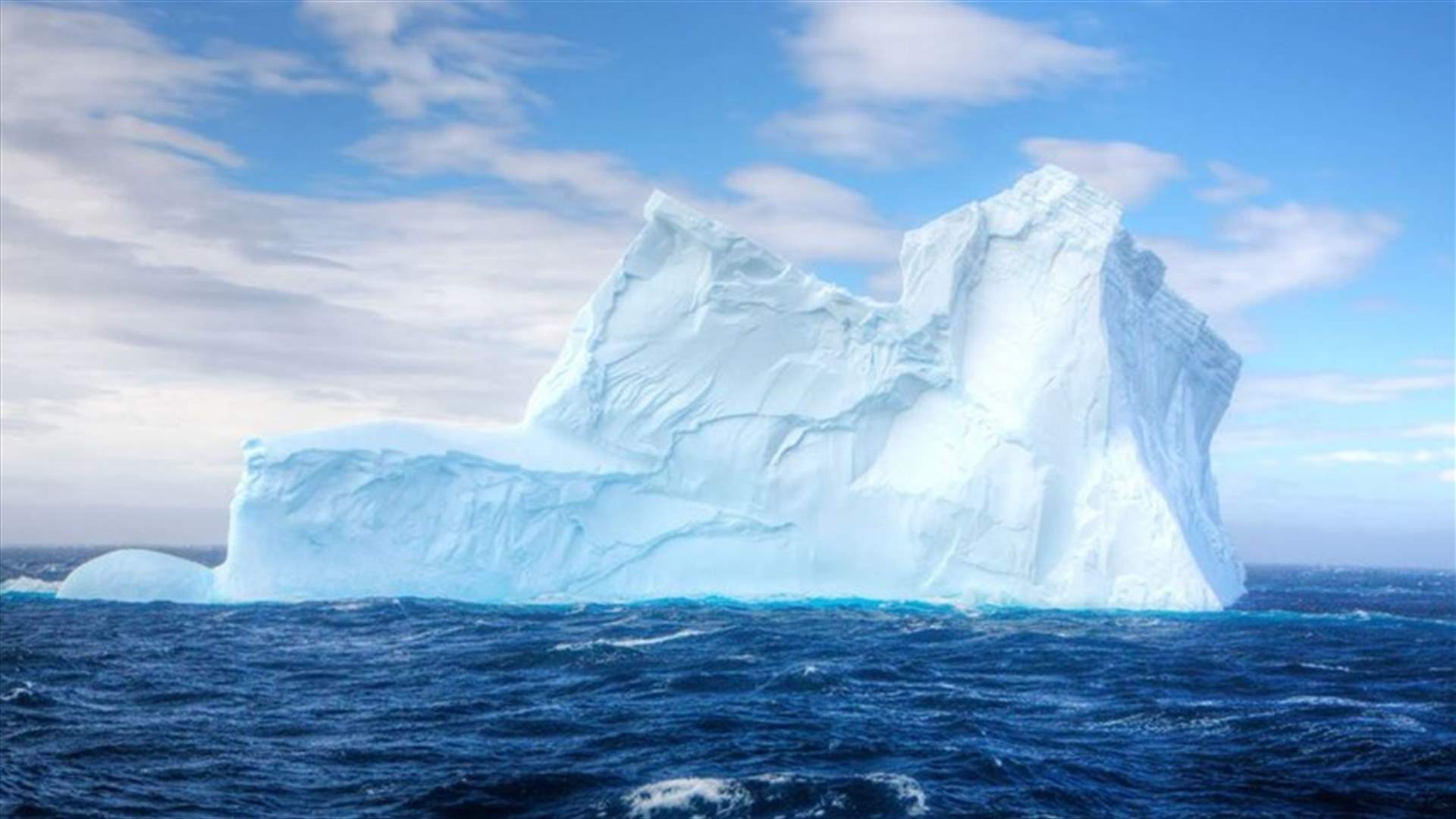 جبل جليدي ضخم يقترب من الاصطدام بجزيرة بريطانية... والعلماء يتحركون
