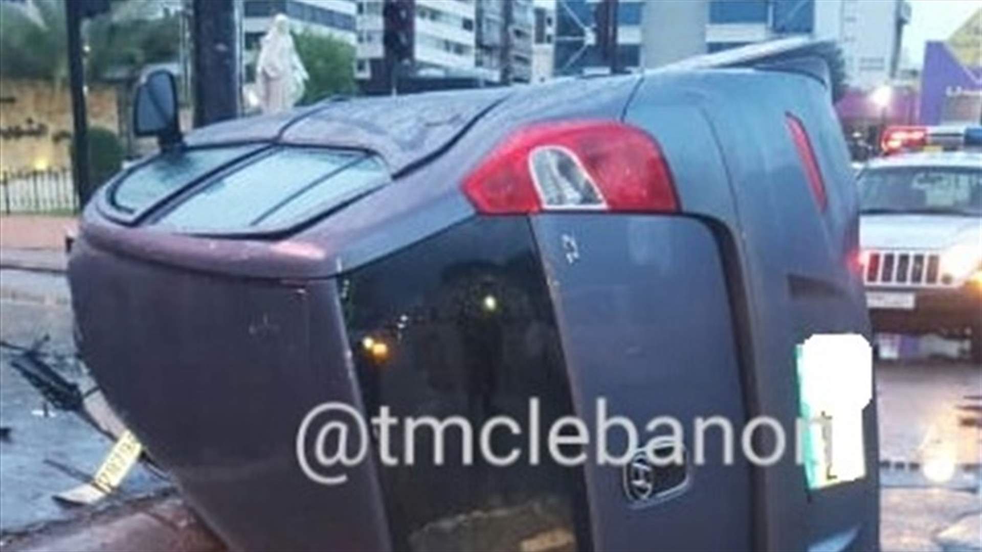 التحكم المروري: إصطدام سيارة بالرصيف وإنقلابها على تقاطع الاتحاد سن الفيل  والاضرار مادية ودراج من مفرزة سير الجديدة يعمل على تسهيل السير في المحلة