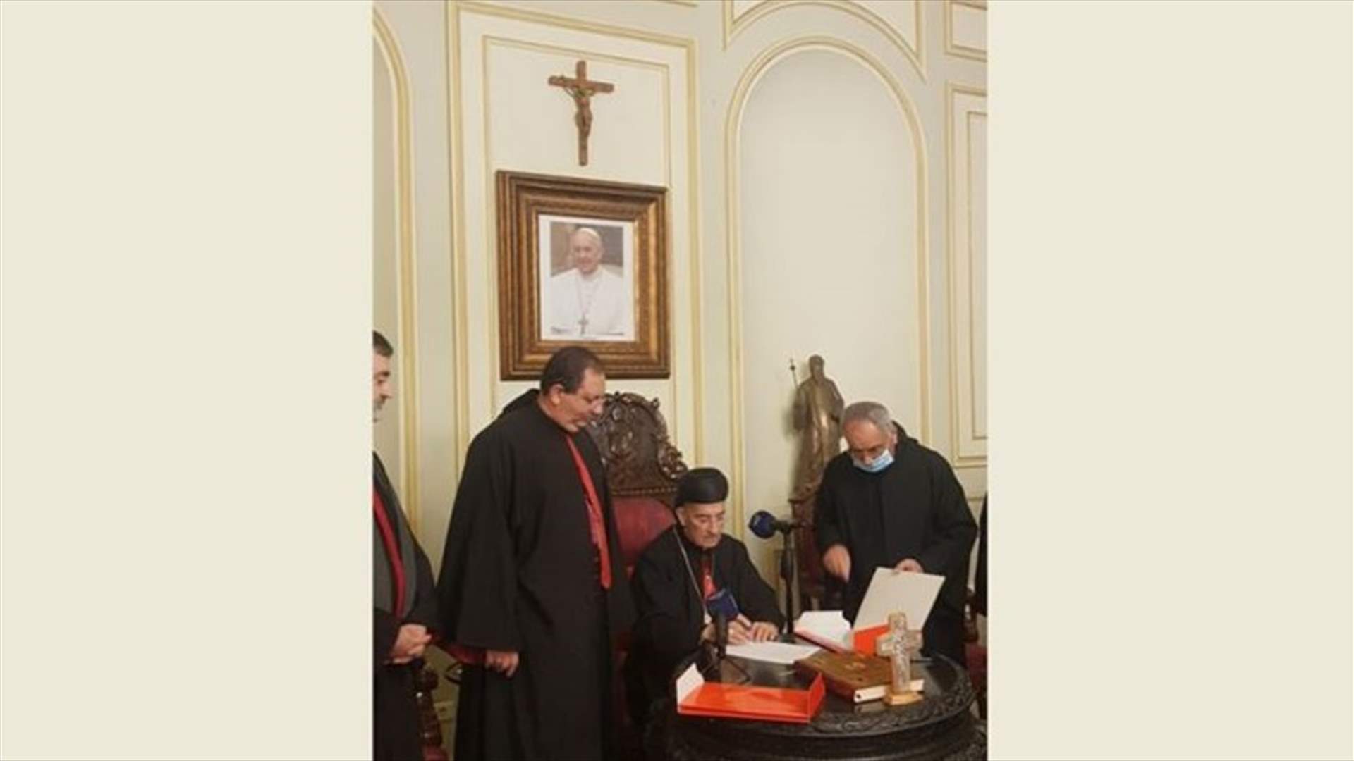 الراعي وقع ملف أعجوبة دعوى تطويب البطريرك الدويهي تمهيدًا لارسالها إلى روما