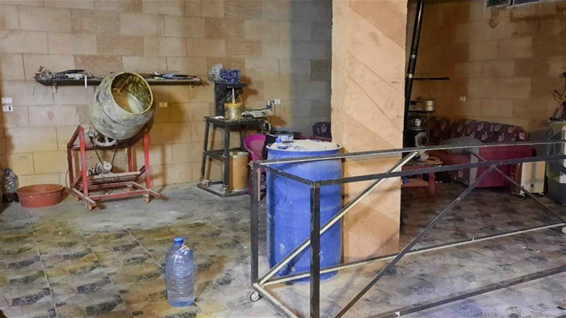 الجيش: حملة مداهمات واسعة في منطقة بريتال وضبط معمل لتصنيع الكبتاغون (صور)