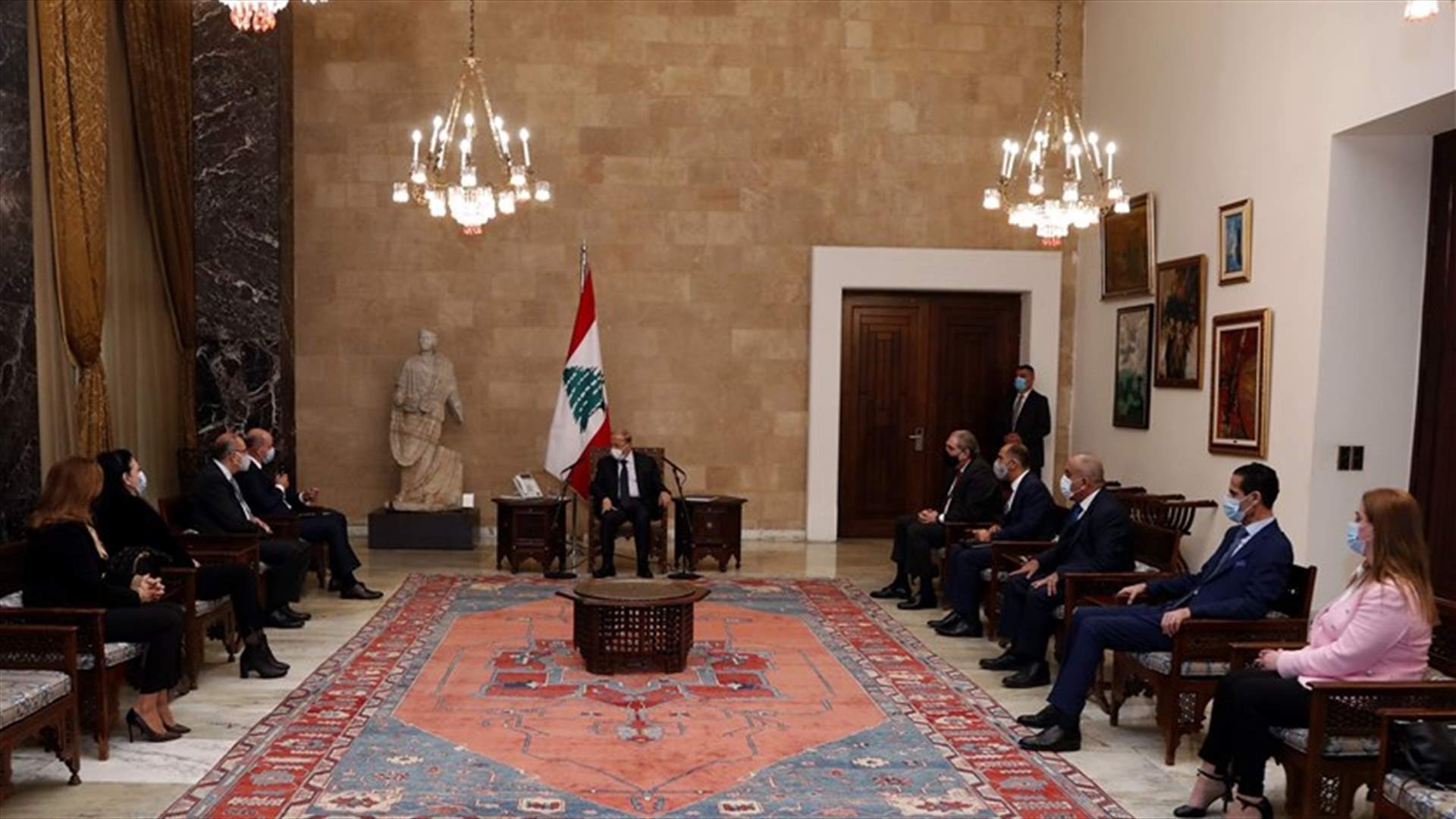 عون تسلم من ديوان المحاسبة تقريرا حول تنفيذ خطة النقل الحضري في بيروت الكبرى