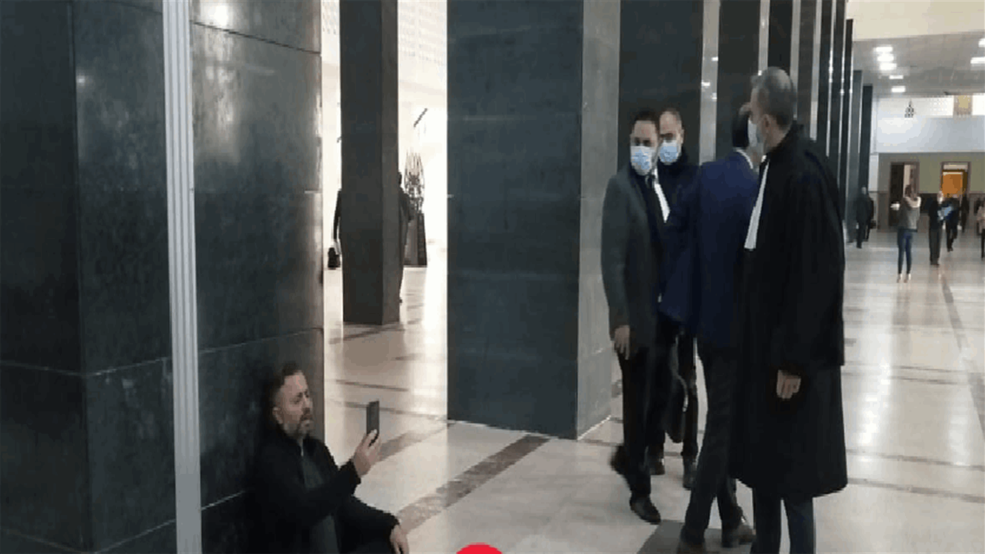 افترش الارض داخل قصر عدل بيروت وأعلن إضرابه عن الطعام ... ما السبب؟
