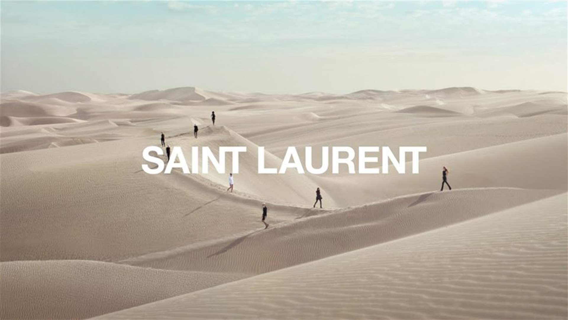 دار سان لوران يعرض مجموعته من أزياء النساء لصيف 2021 في الصحراء (فيديو)