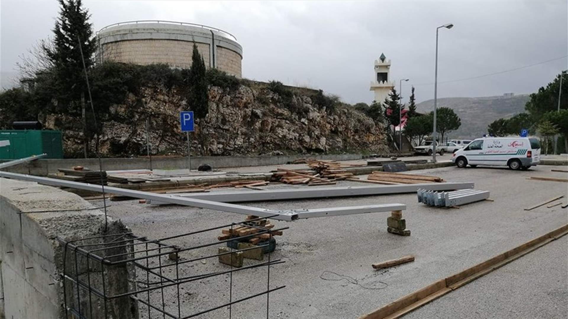 بدء العمل بتركيب مستشفى ميداني في باحة مستشفى الضنية الحكومي