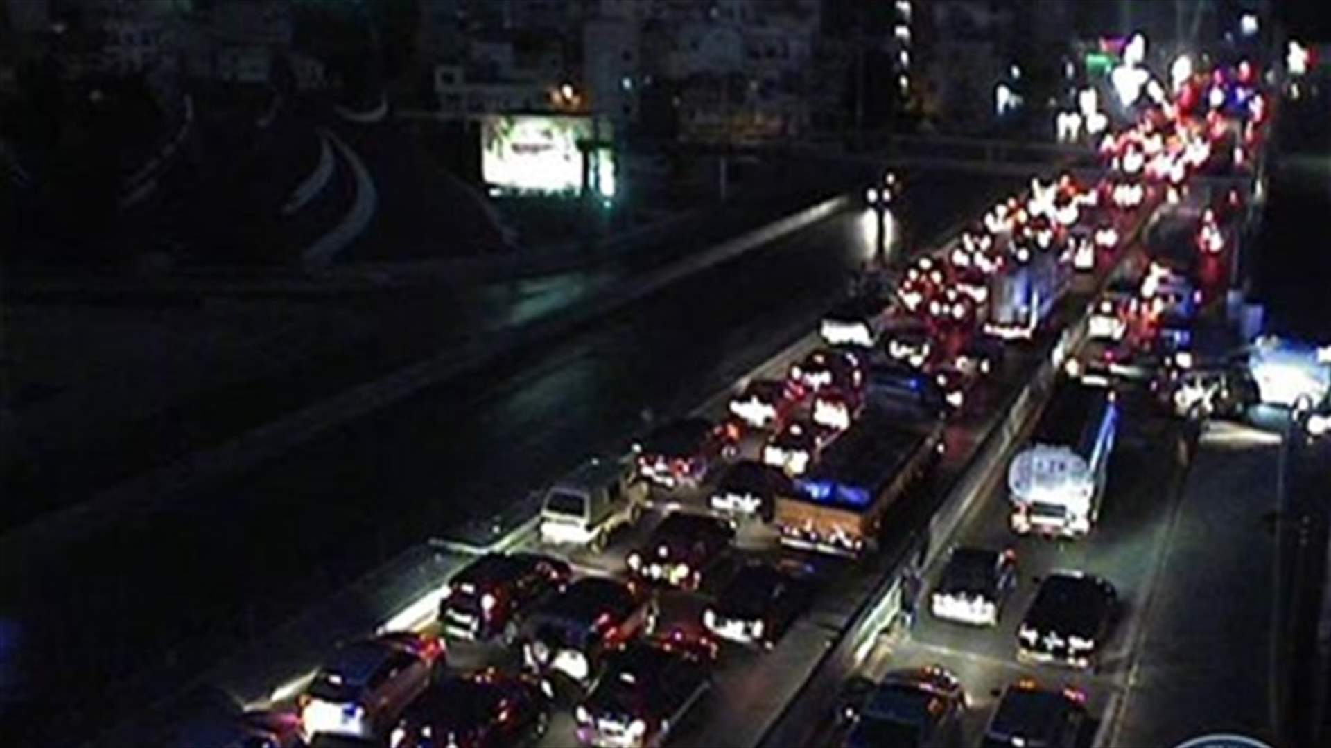 زحمة سير من المتحف باتجاه الكرنتينا وصولاً للدورة... والسبب توافد المواطنين الى المراكز التجارية
