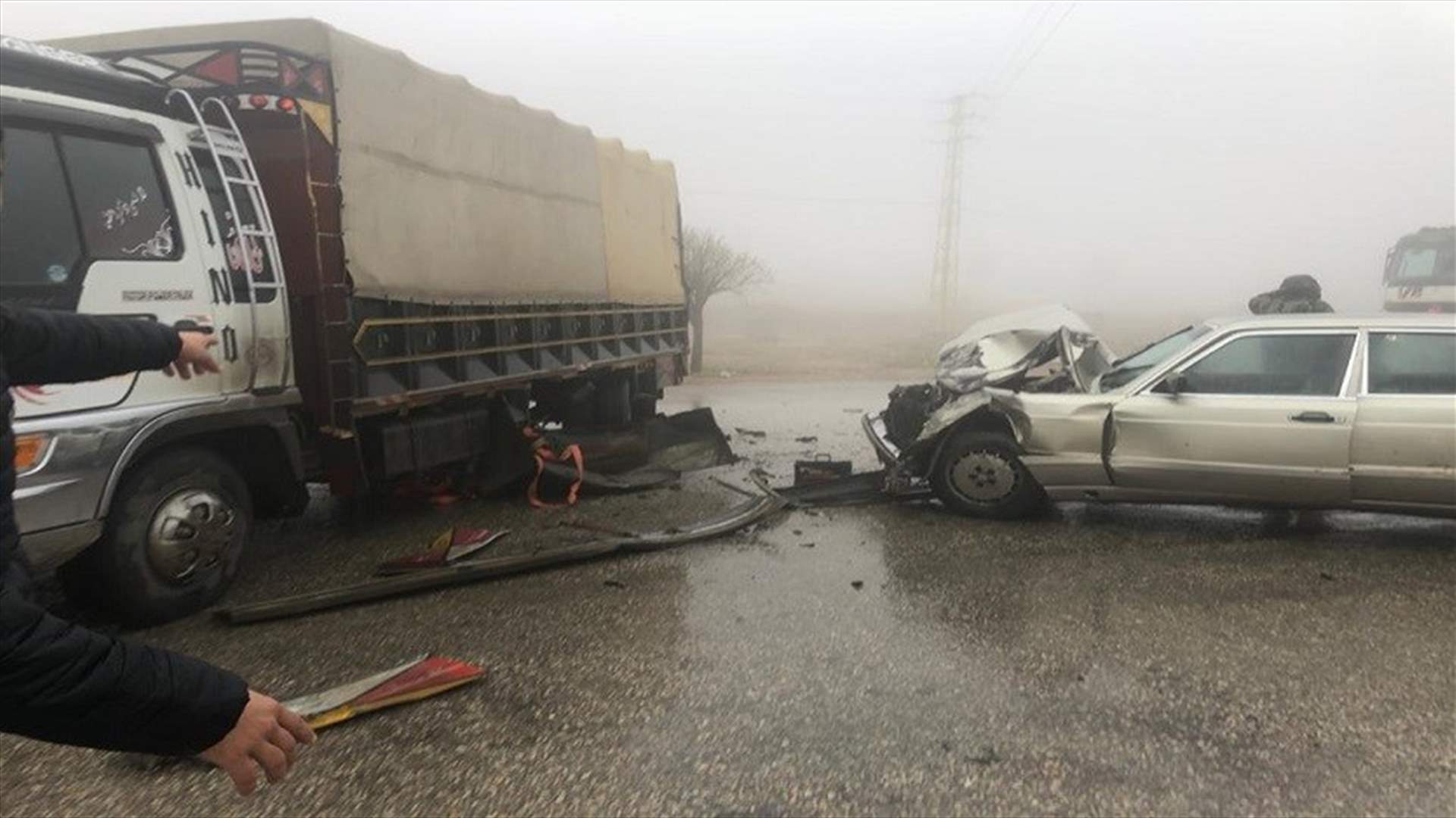 جريح في حادث سير على طريق الهرمل... وانقلاب فان لنقل البضائع