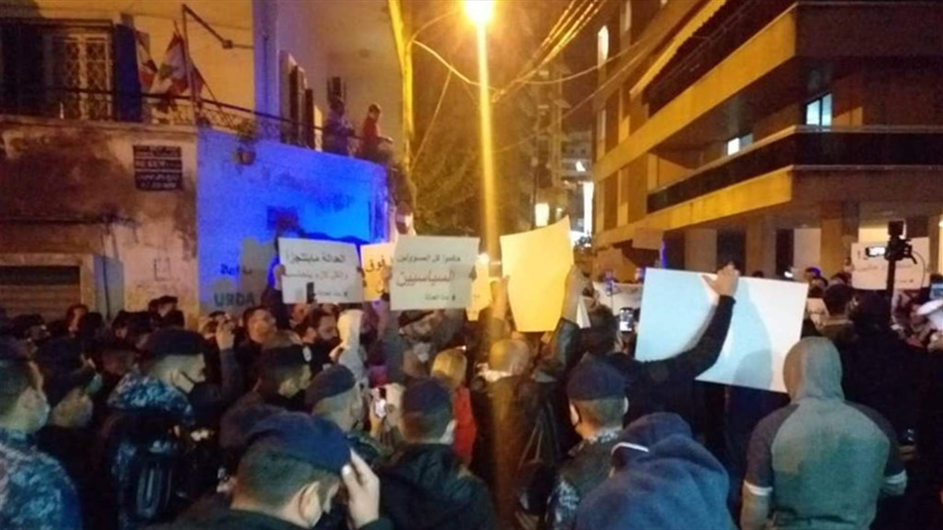مسيرة من ساحة ساسين الى أمام منزل القاضي صوان دعما لقرارته
