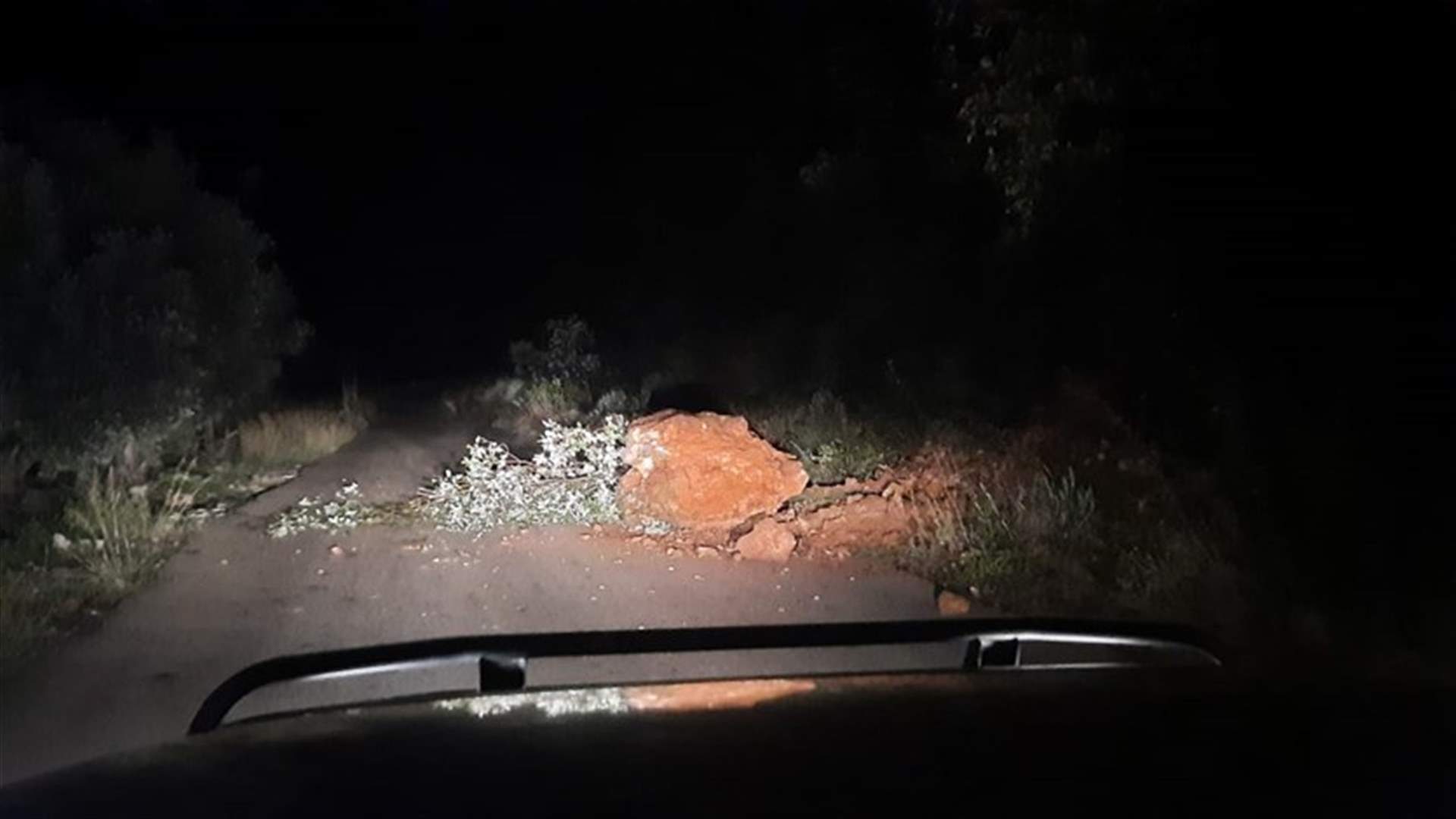 سقوط صخور واتربة على طريق بنتاعل جربتا جراء العاصفة (صورة)